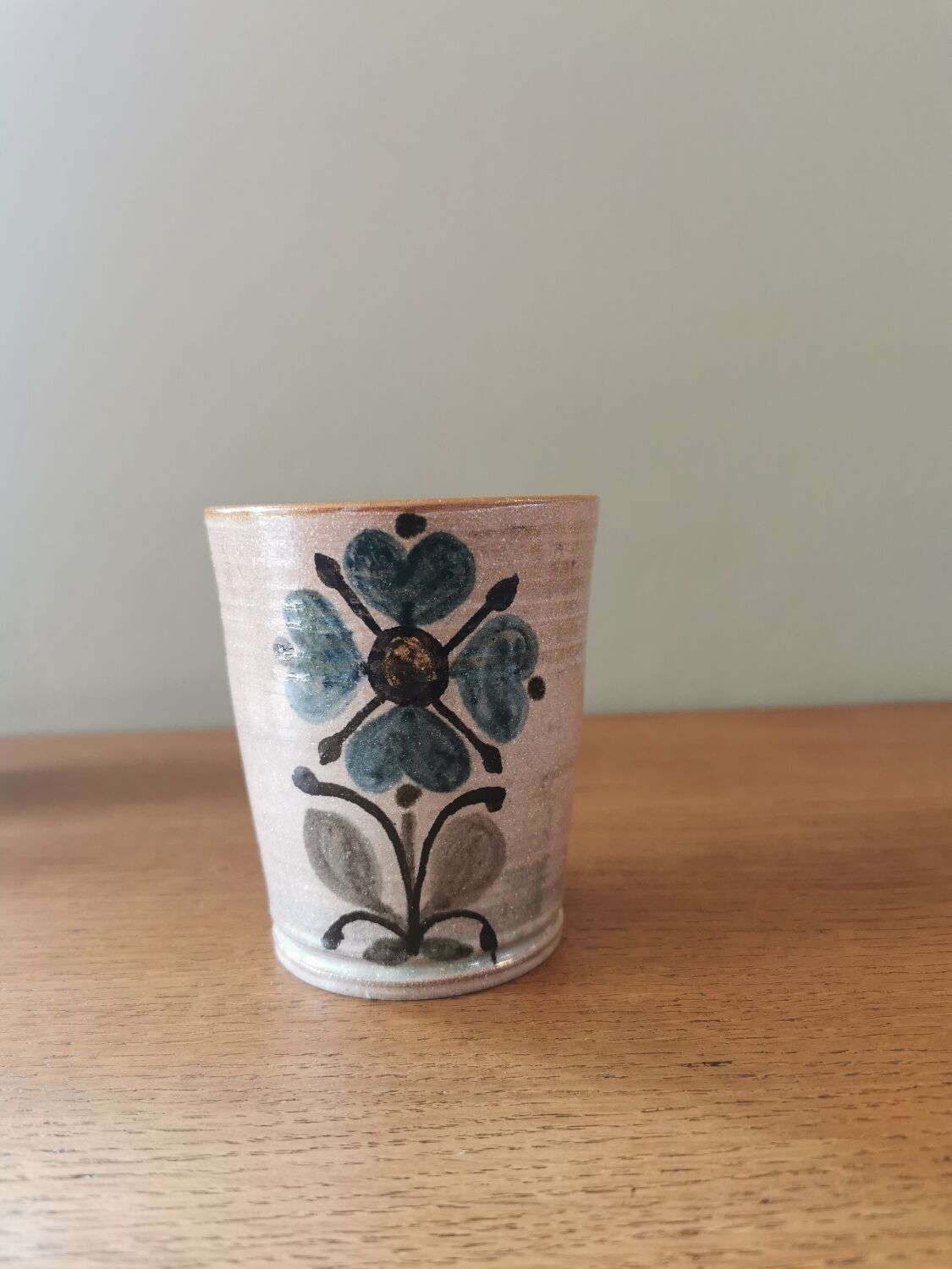 Suite of 4 vintage mugs