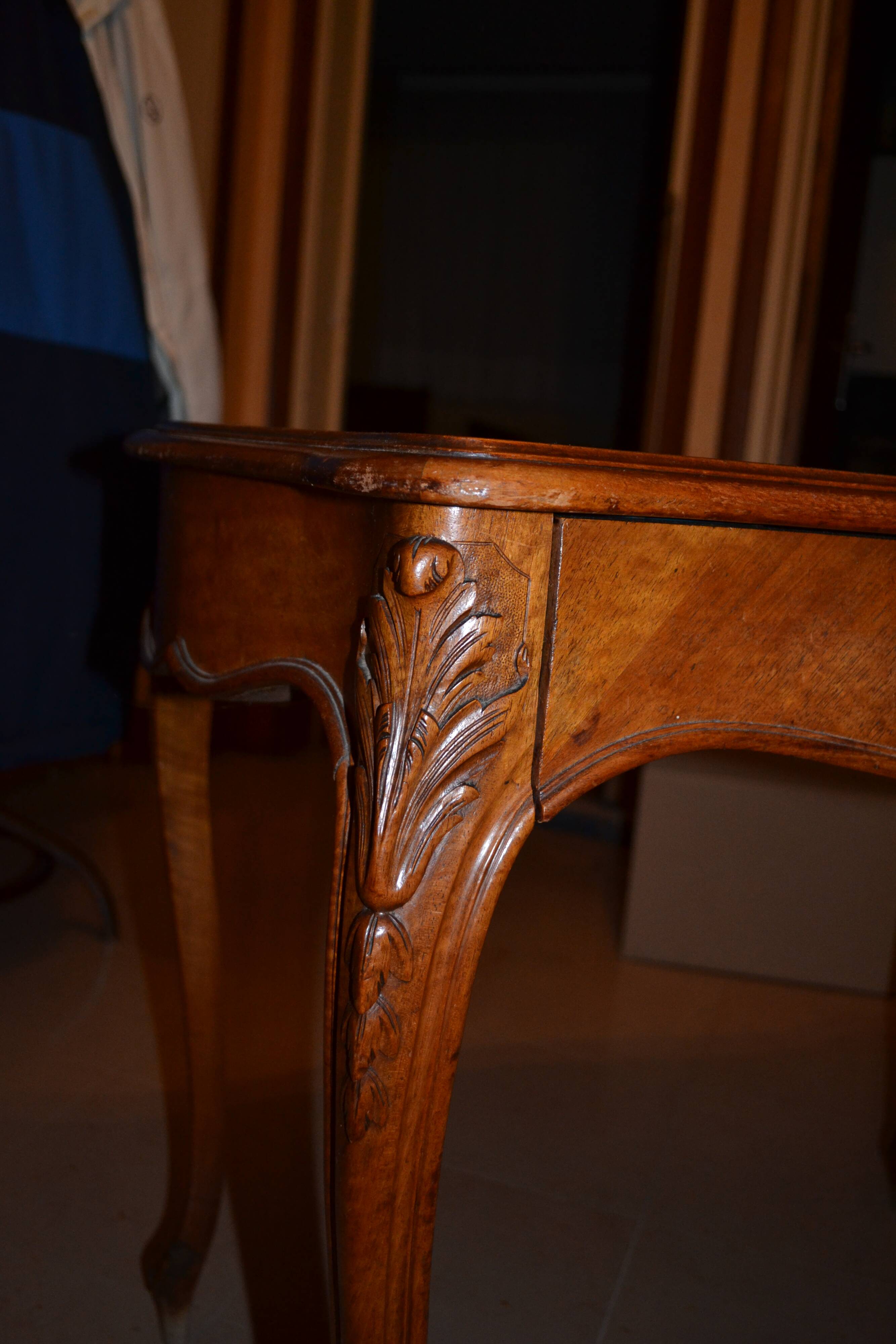 Table style Louis XV en marqueterie