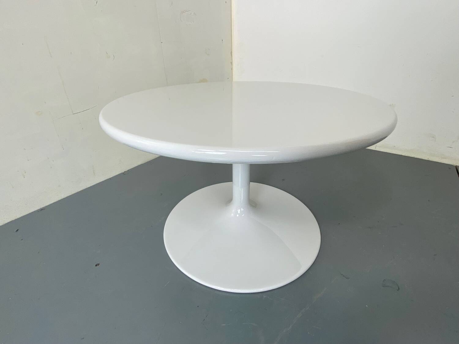 Table basse ronde blanche par Artifort, années 1970
