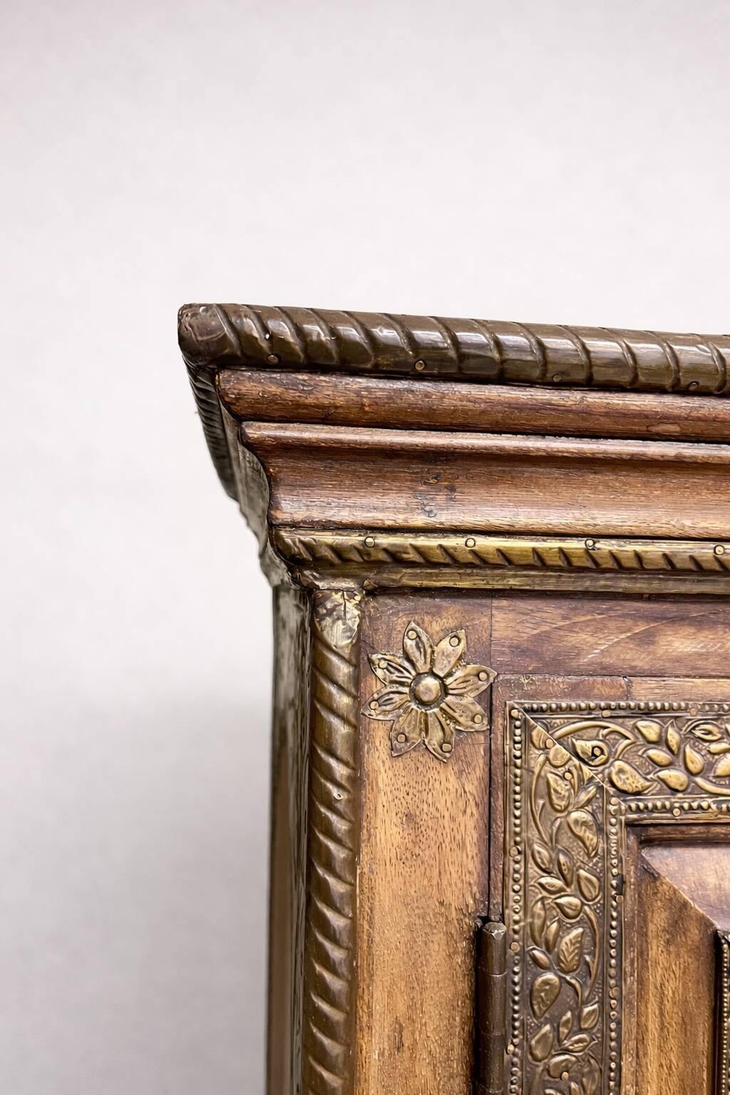 Carved wooden wardrobe and repoussé metal – Indian inspiration – 20th century