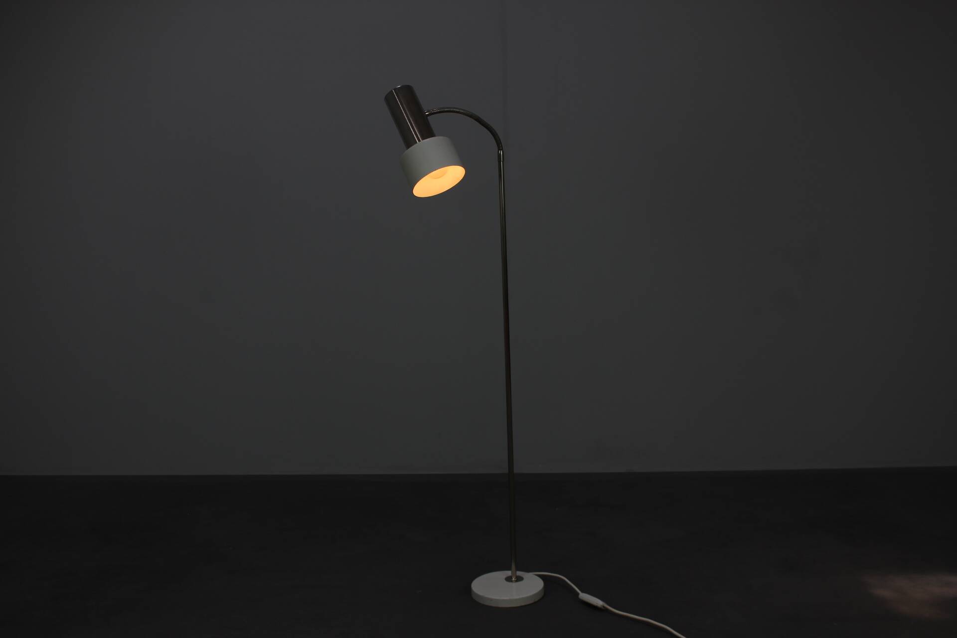 Lampadaire en métal blanc, Tchécoslovaquie 1970