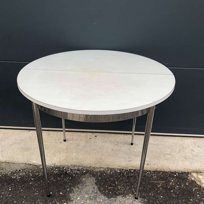 Round formica table