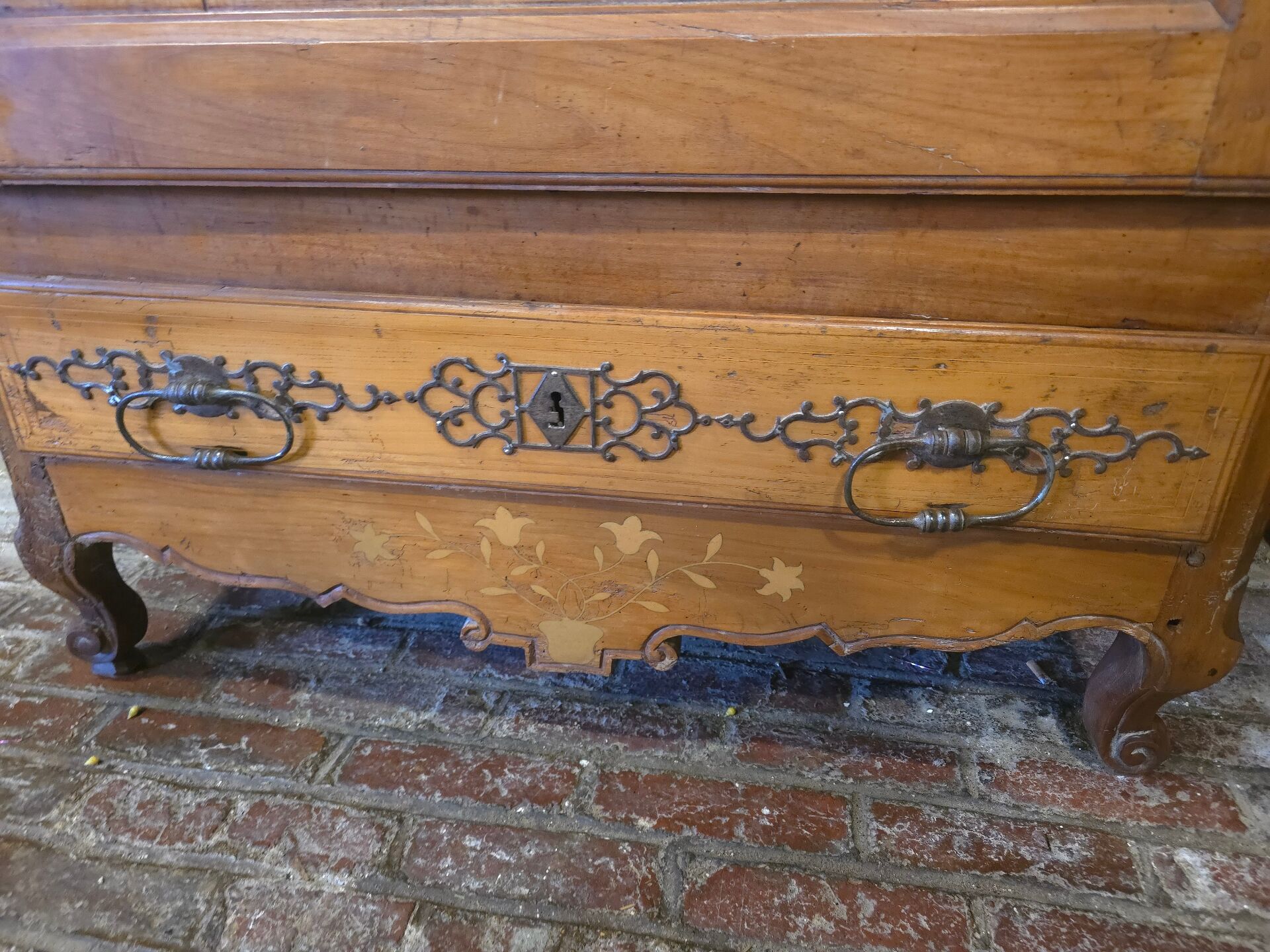 Armoire Bonnetière en noyer 18 eme