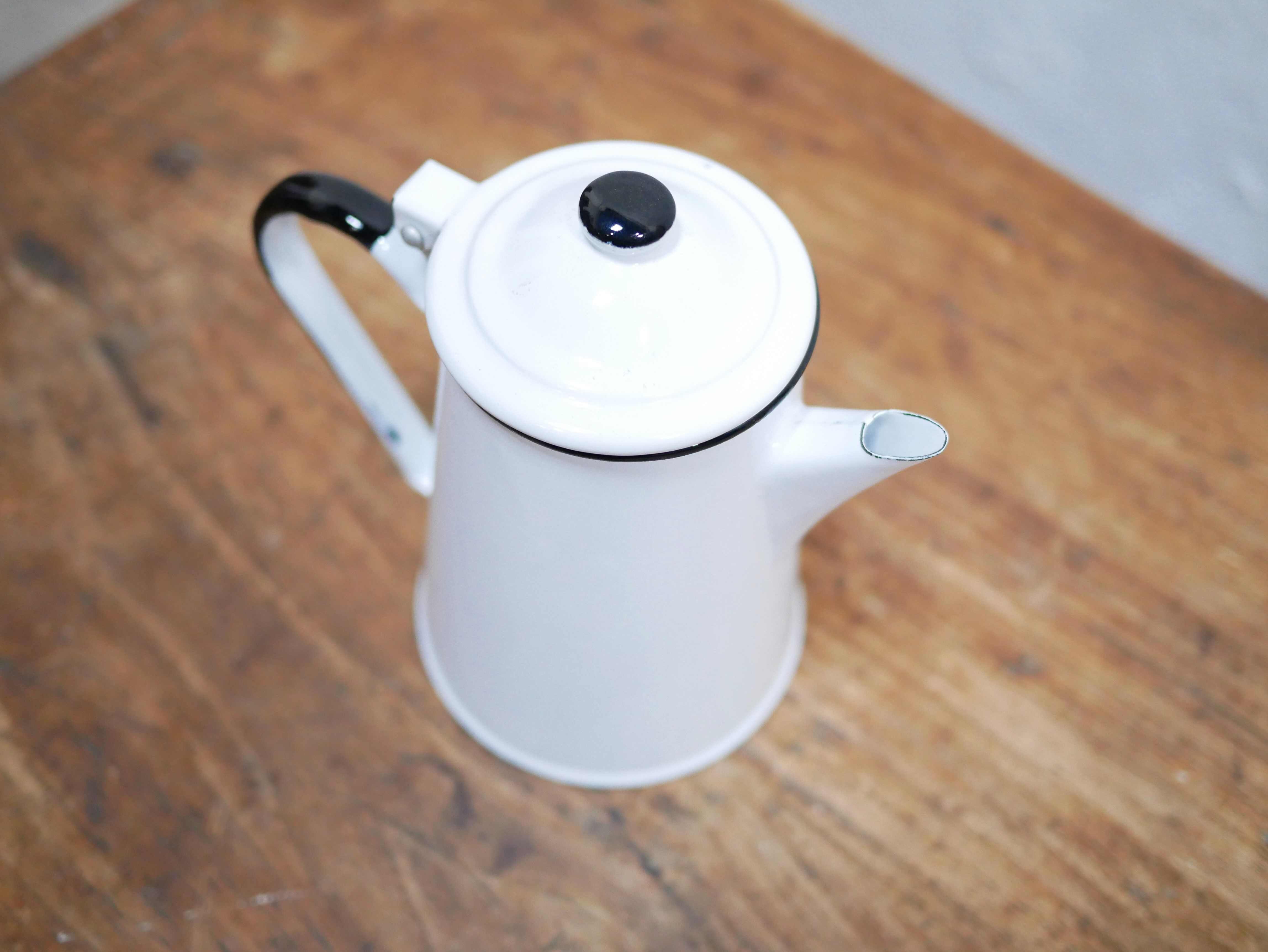 Vintage tea maker in enamelled sheet metal
