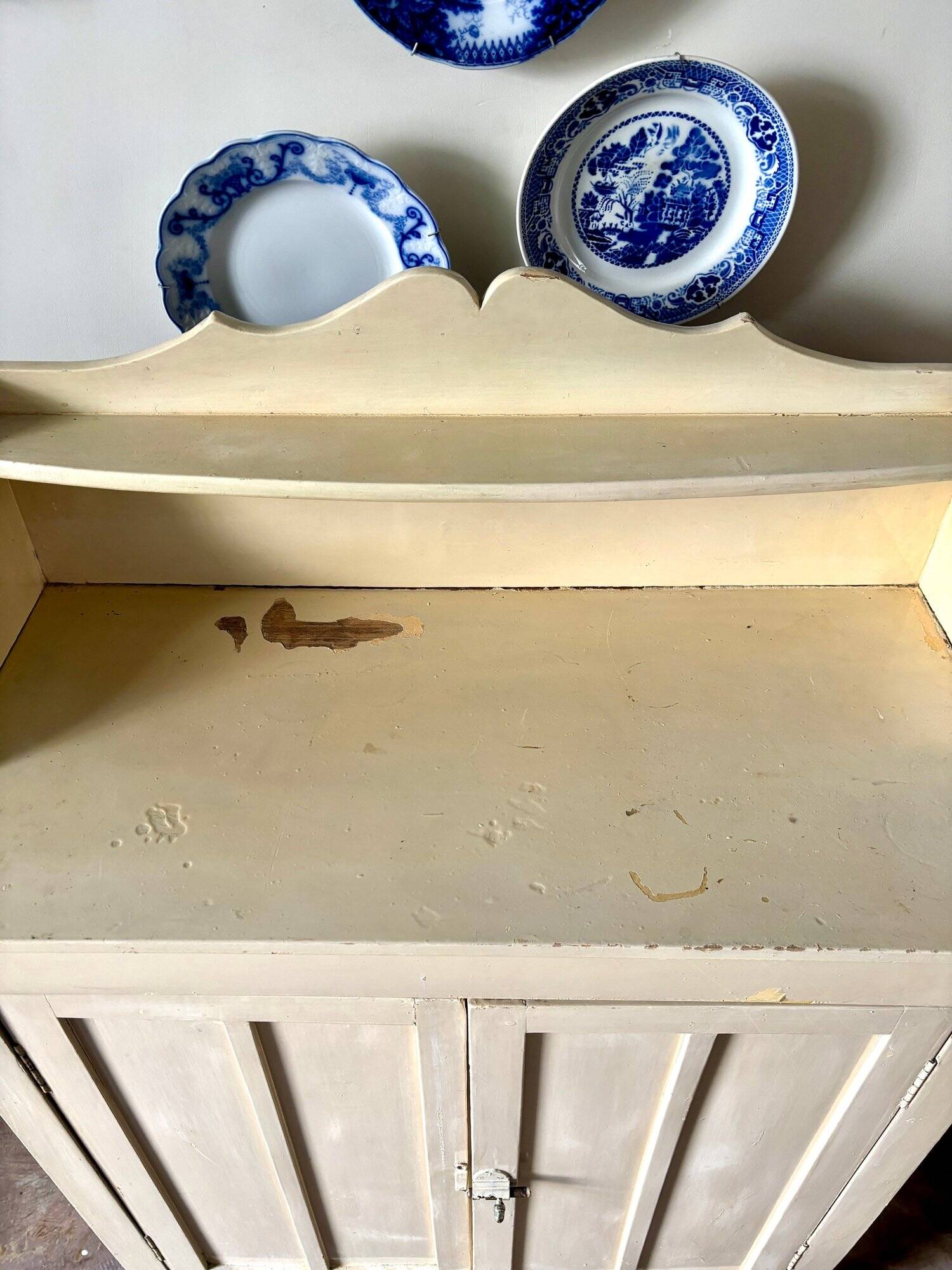 Confiturier, buffet 2 portes en bois beige