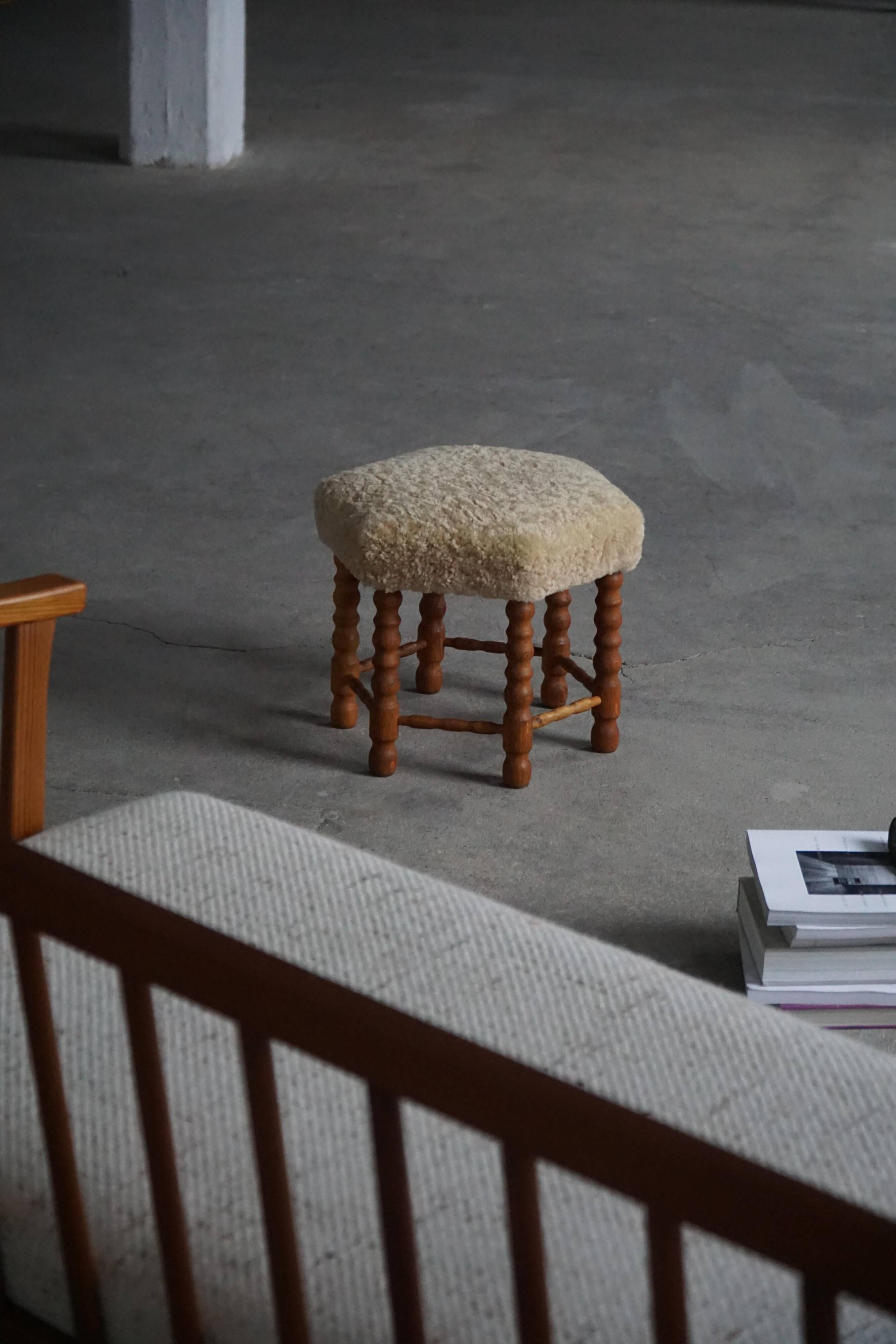 Pair of Danish oak stools from the mid-century with hexagonal seat and turned legs, 1950s.