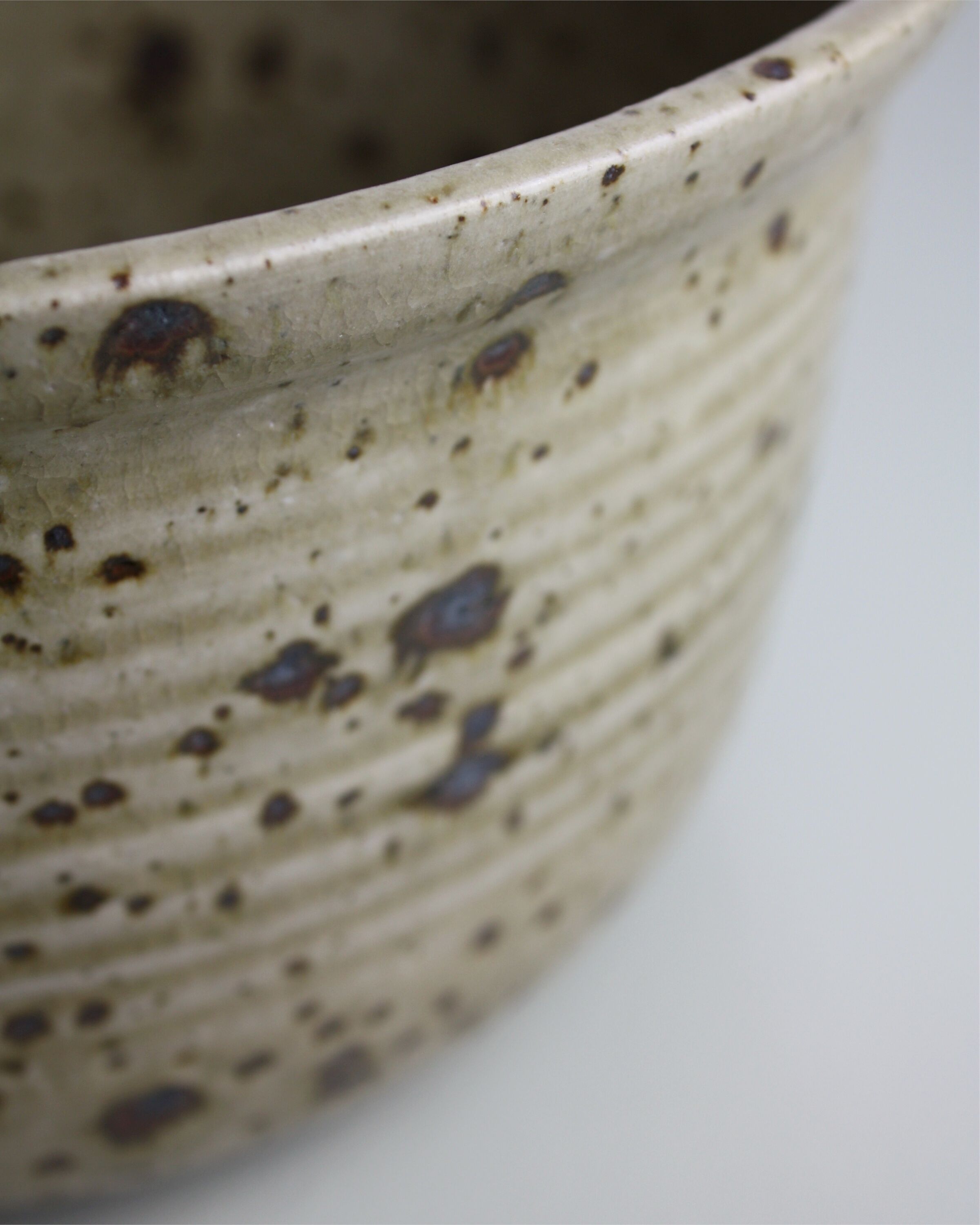 Salad bowl in pyrity sandstone signed