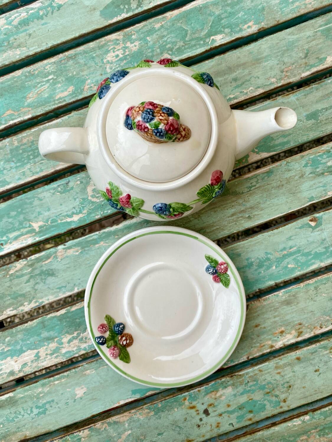 Teapot with fruity decoration