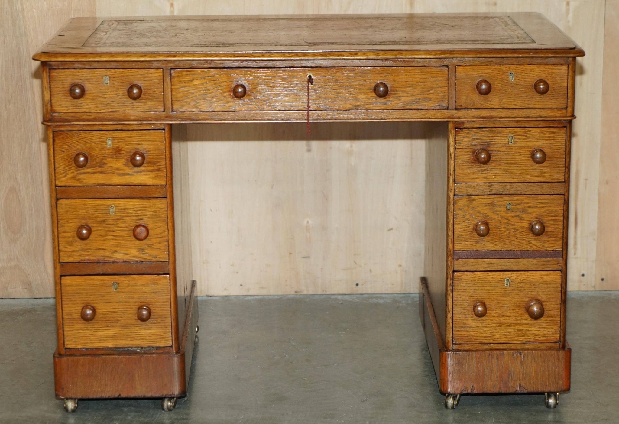 Bureau victorien en chêne miel avec cuir teint à la main