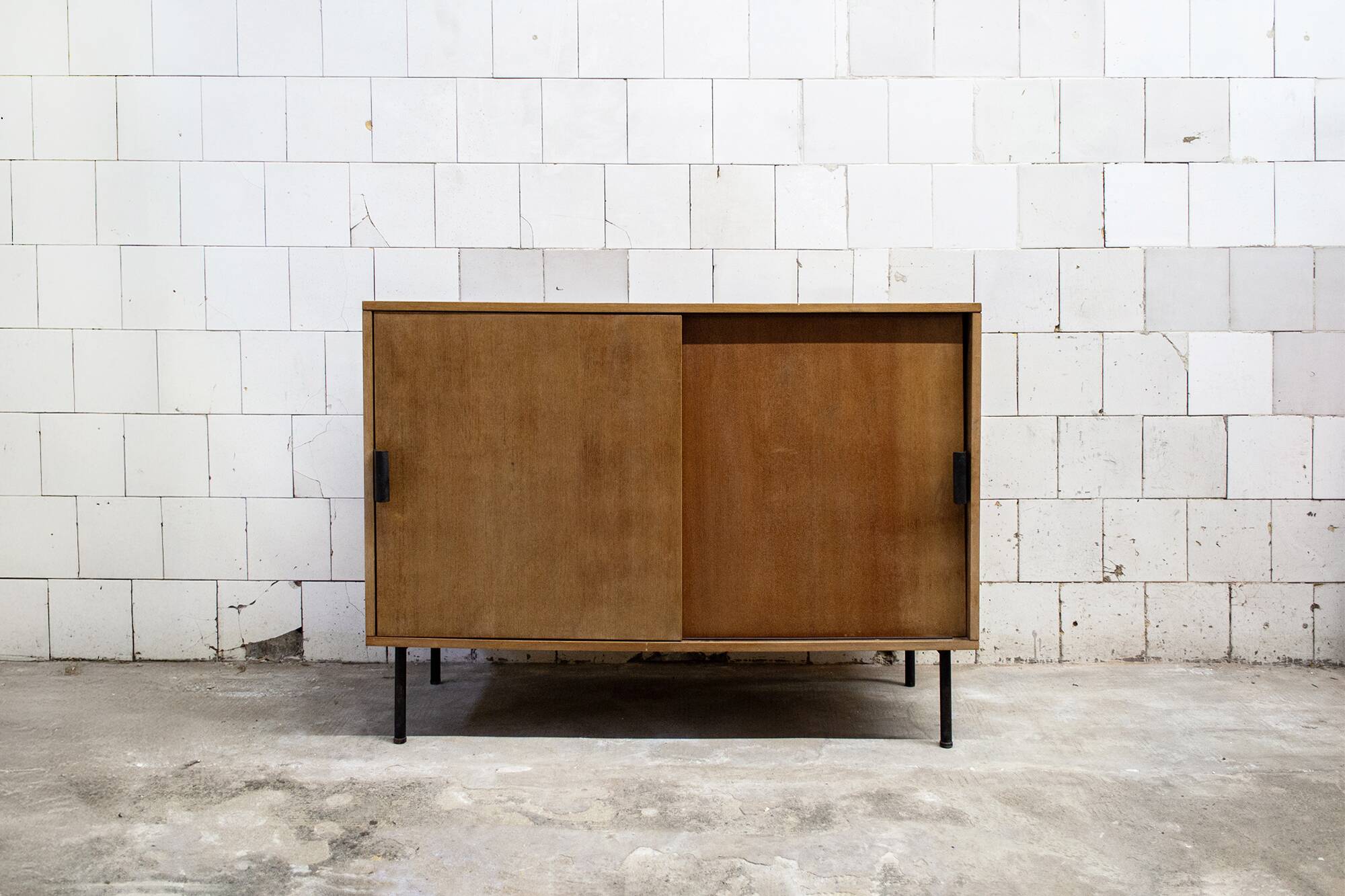 Credenza in legno e ferro Leonardo Fiori per ISA Bergamo Italia Anni '50