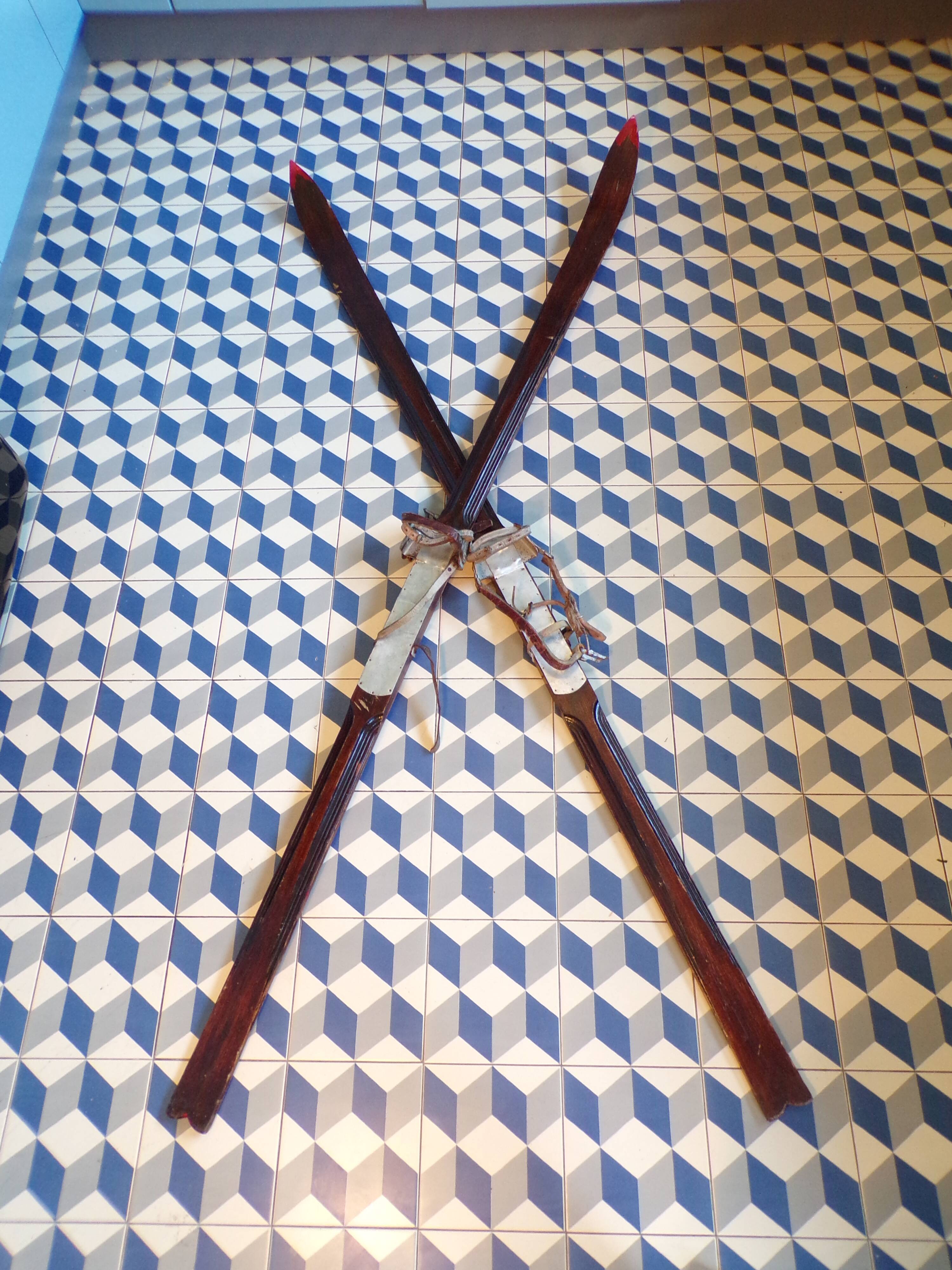 Paire de skis vintage en bois