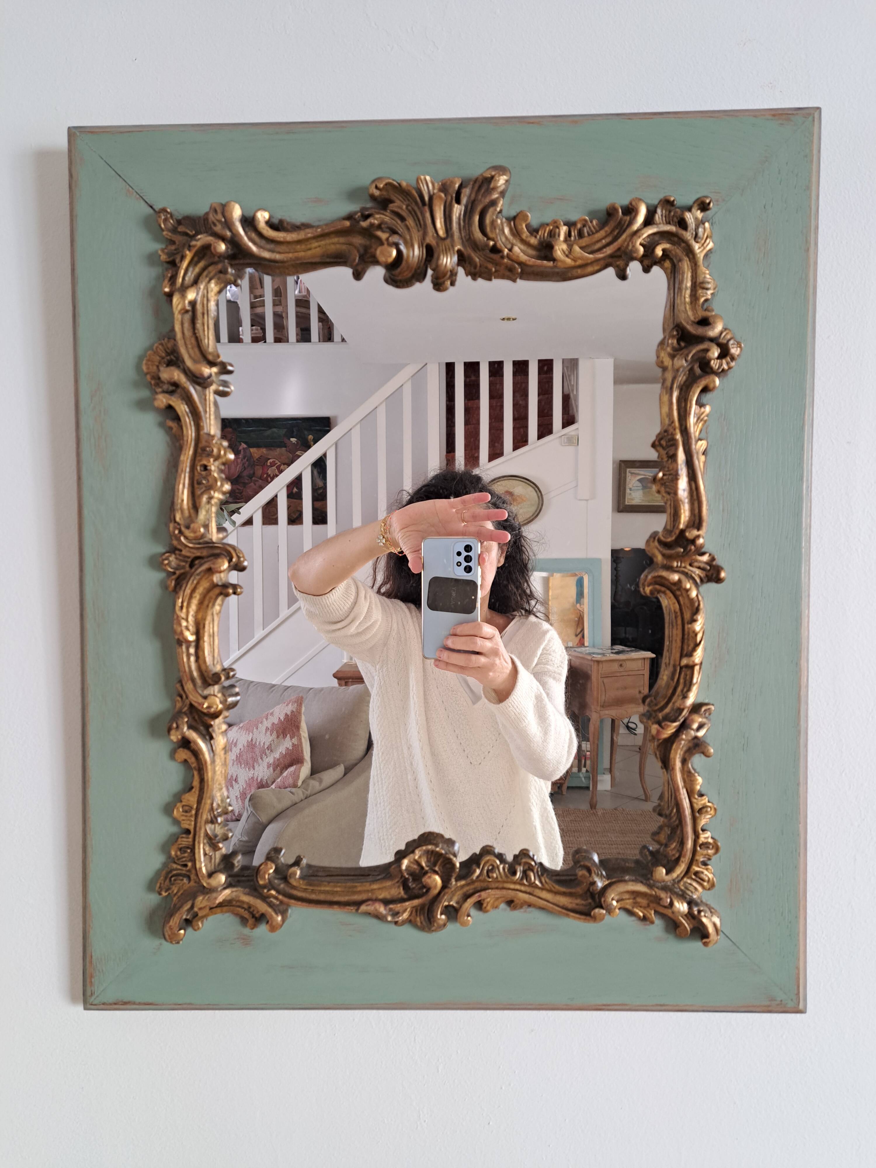 Antique Louis XV style mirror in wood and gilded stucco.