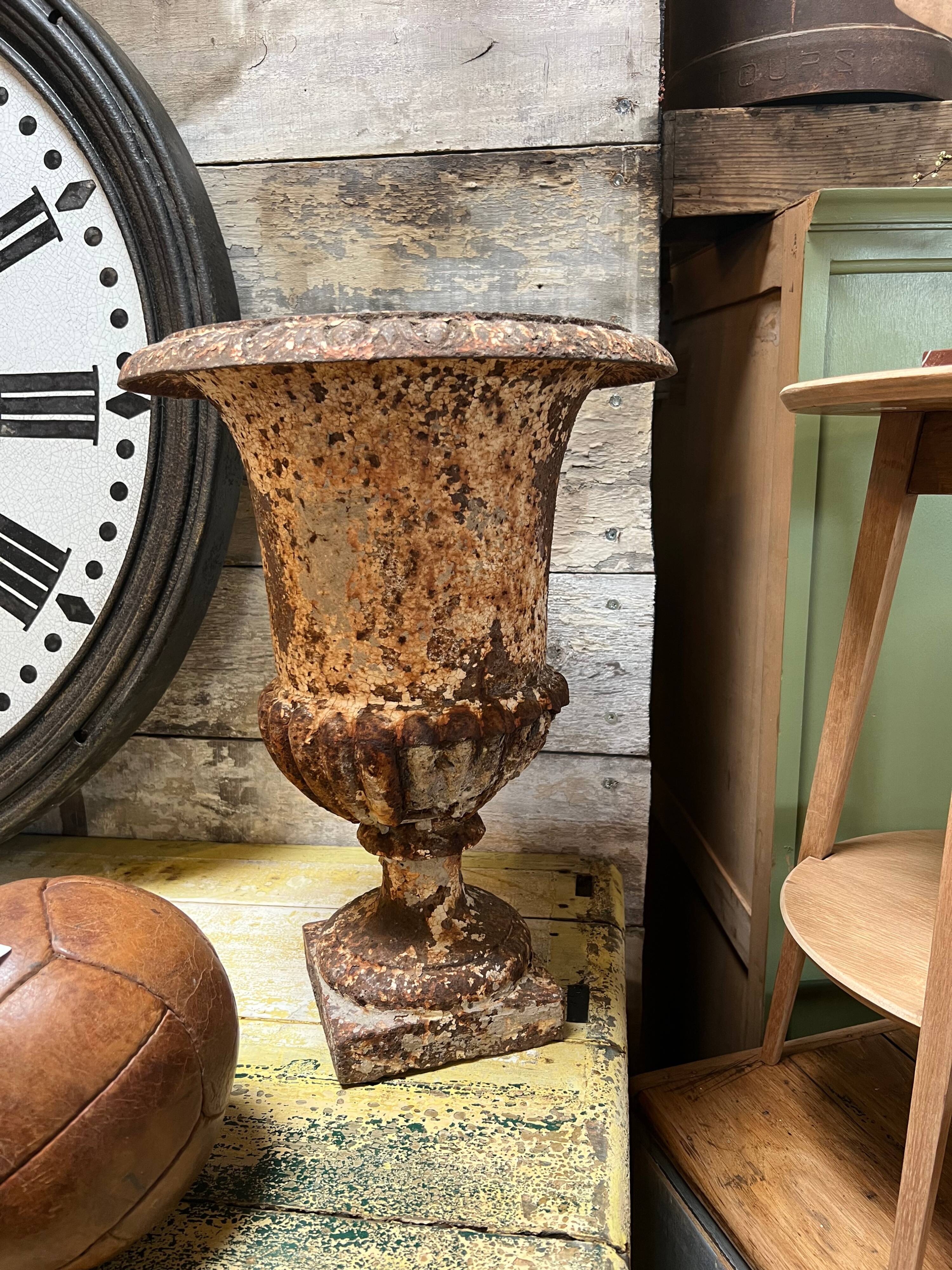 Médicis vase in cast iron with damage and missing parts.