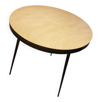 Formica round table 3 legs
