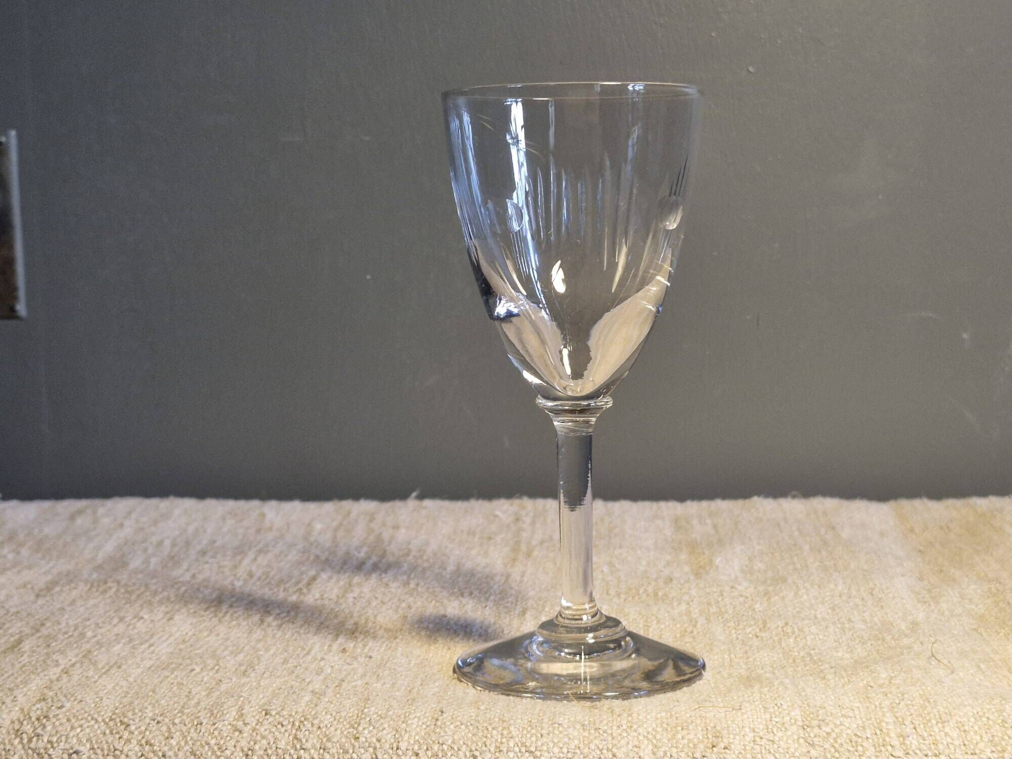 12 glasses - 6 water - 6 wine - Small carved decoration - Period 1900