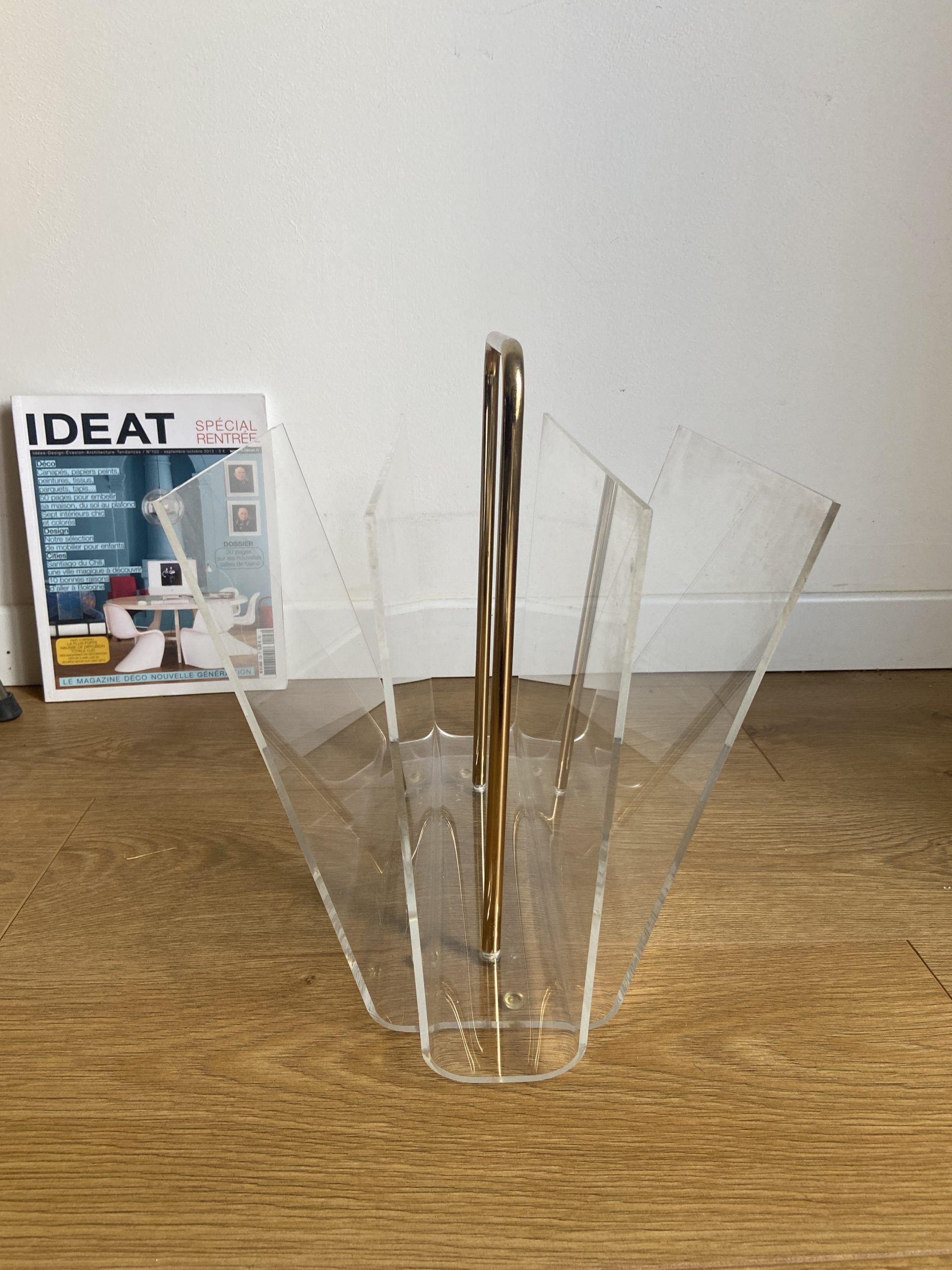 Magazine holder in altuglas