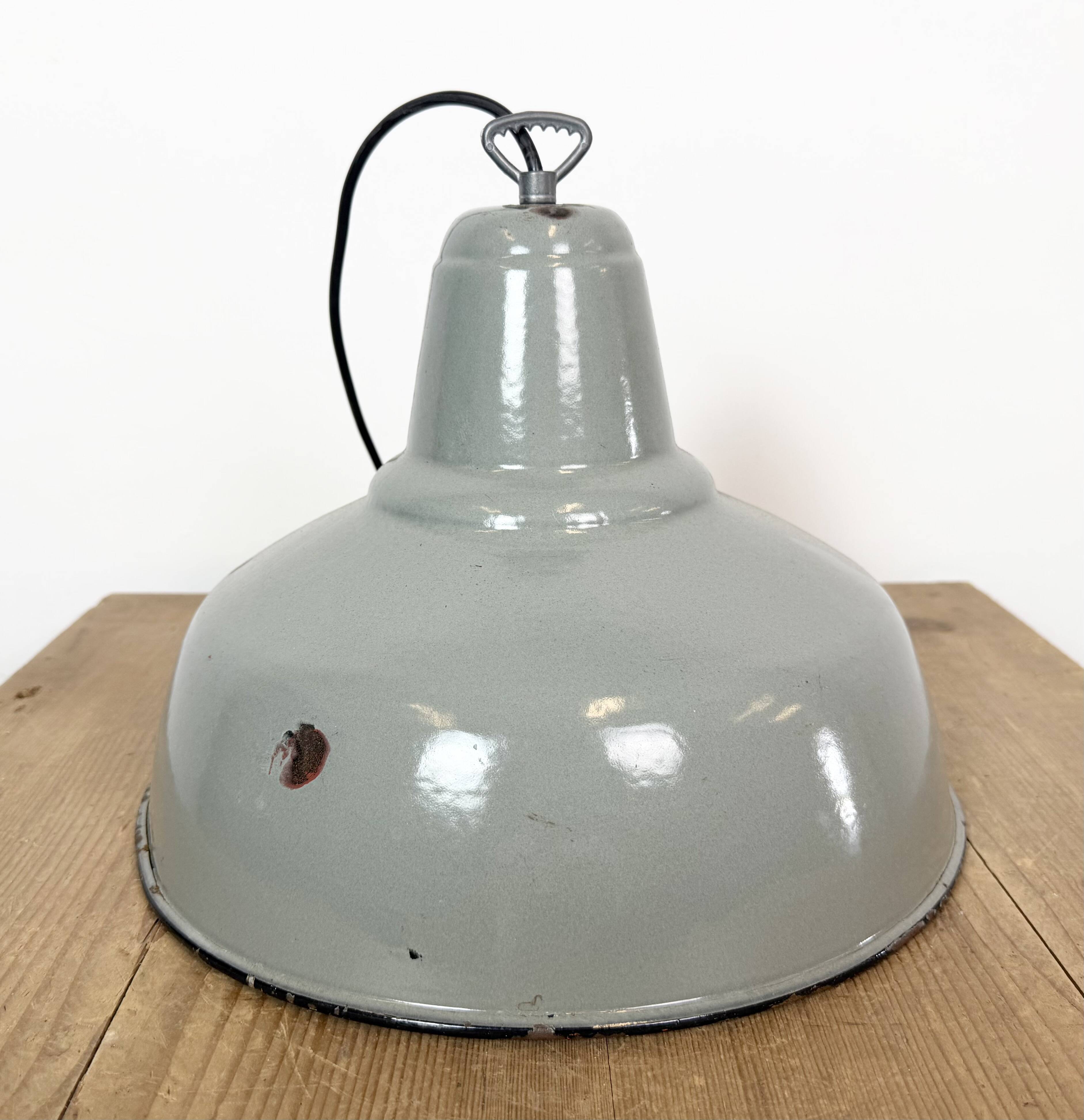 Lampe suspendue en émail gris industriel, années 1960