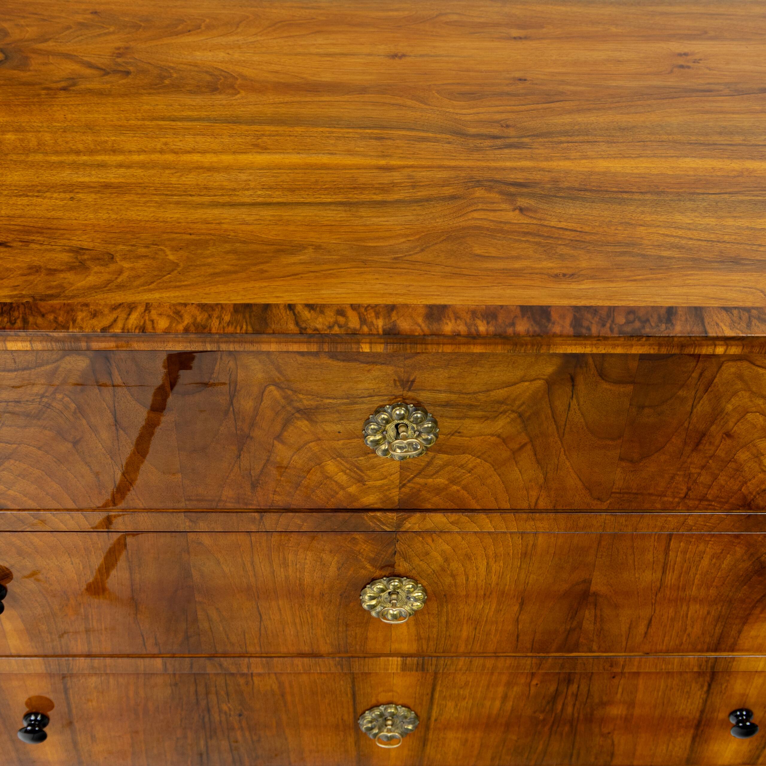 Grande commode Biedermeier en placage de noyer 1820-1840