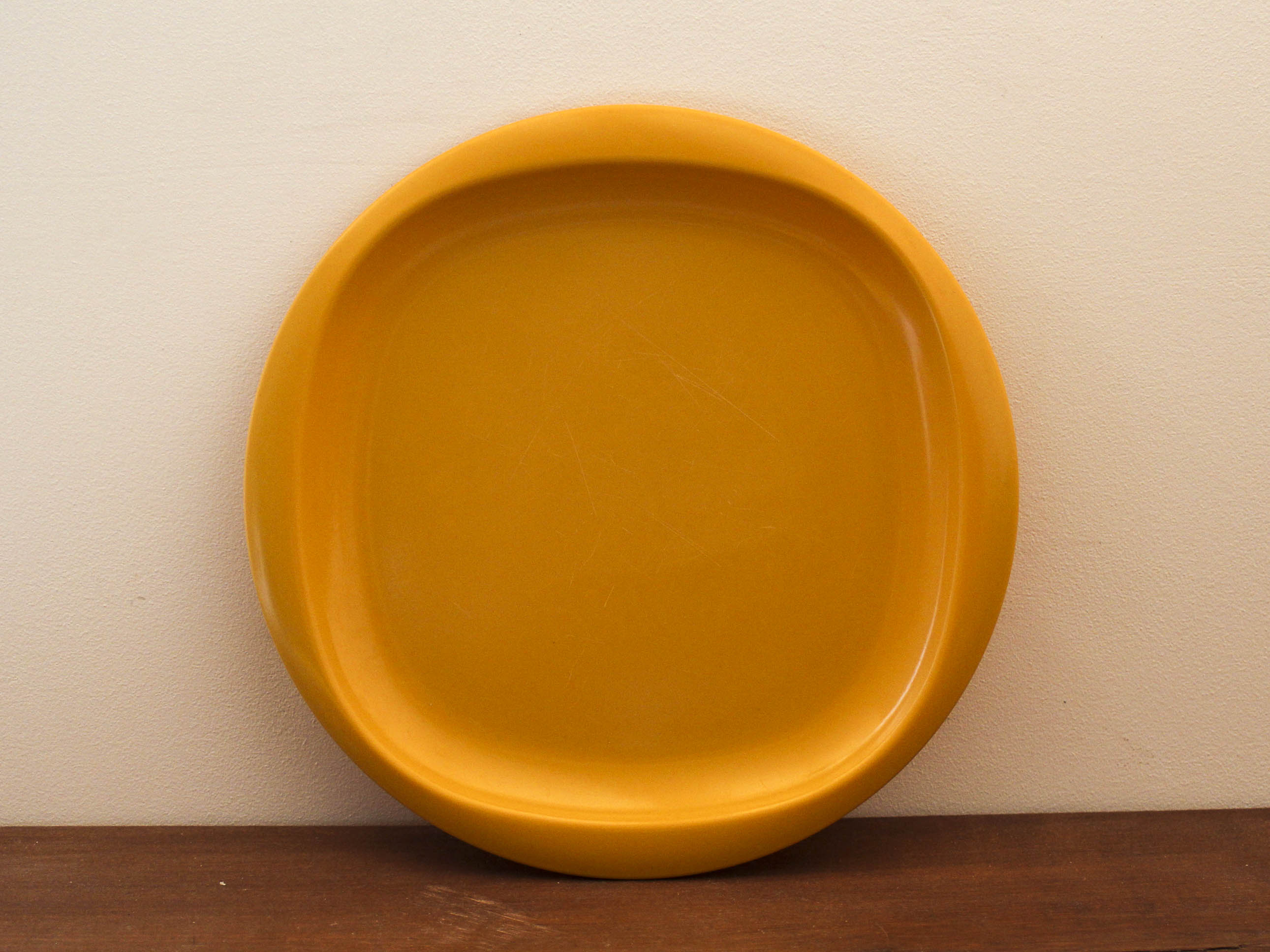 Service of vintage orange plastic plates 70s