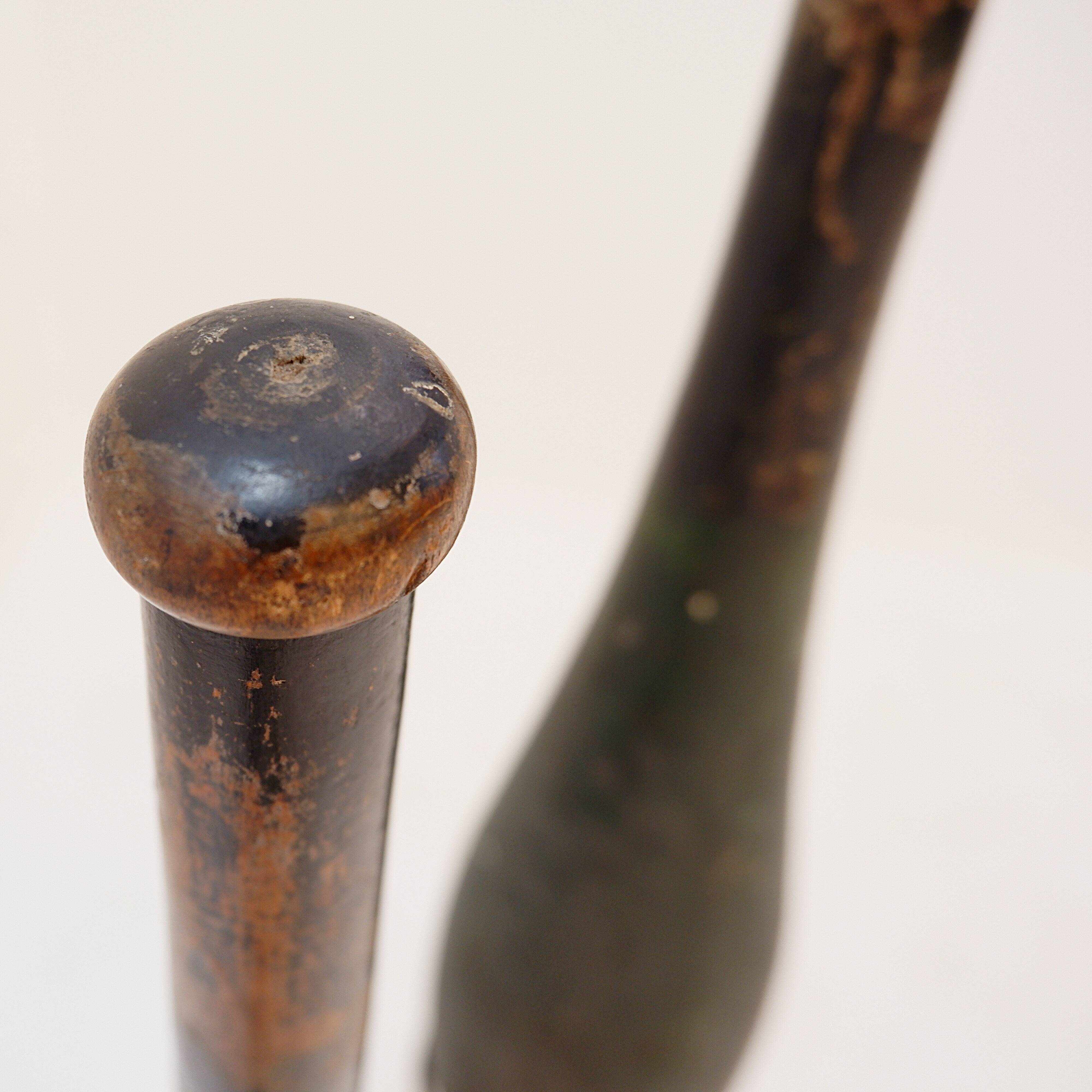 Paire de grandes quilles d'exercice en bois sur socle début du 20ème siècle