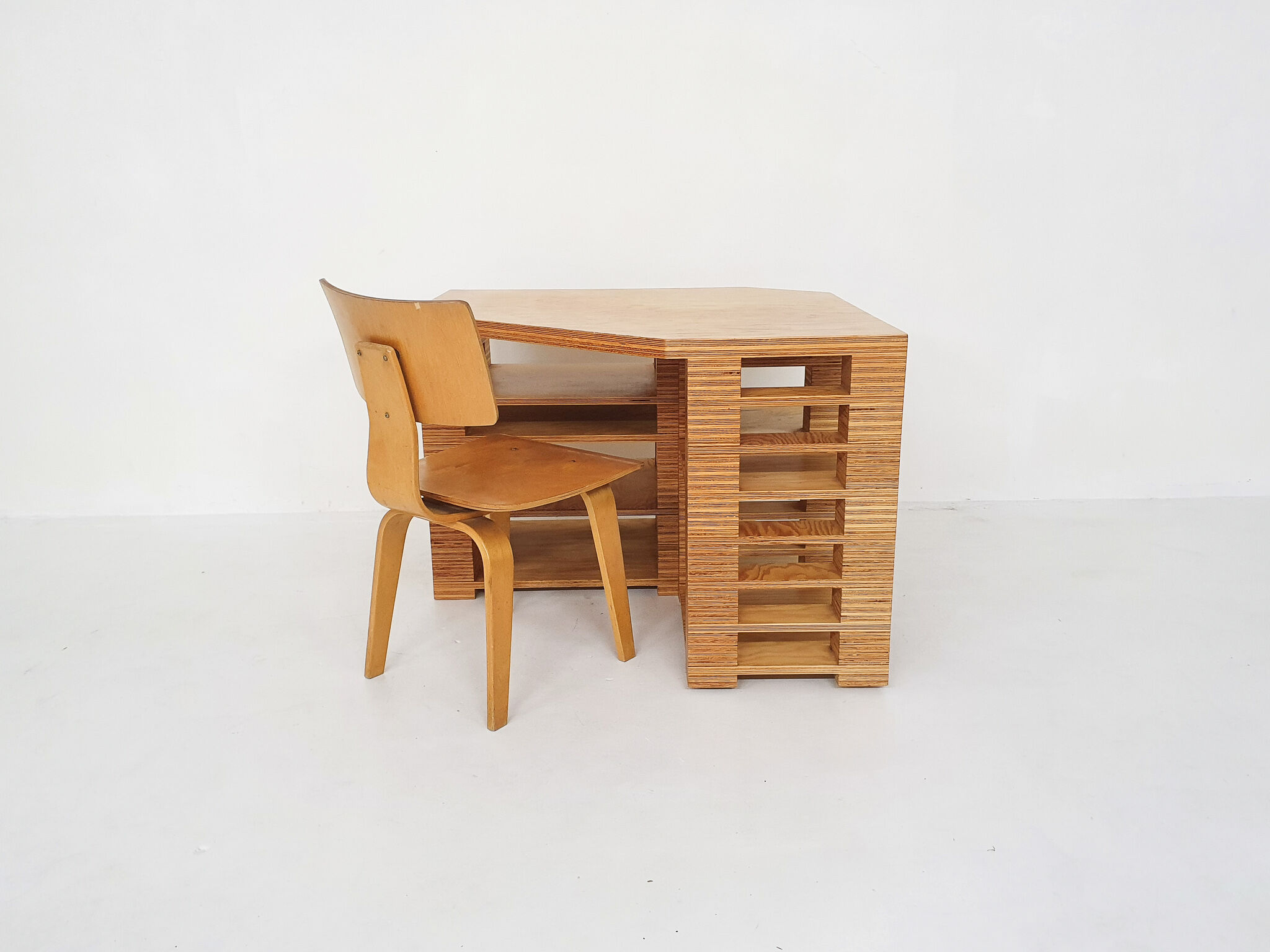 Bureau en contreplaqué de design néerlandais exceptionnel