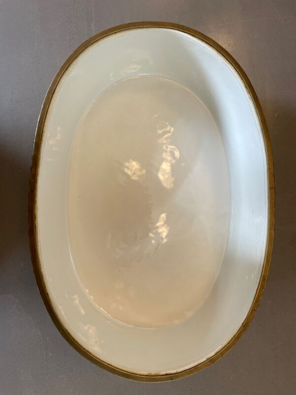 Jardinière en porcelaine à décor japonisant, socle et cerclage en laiton doré, XXe