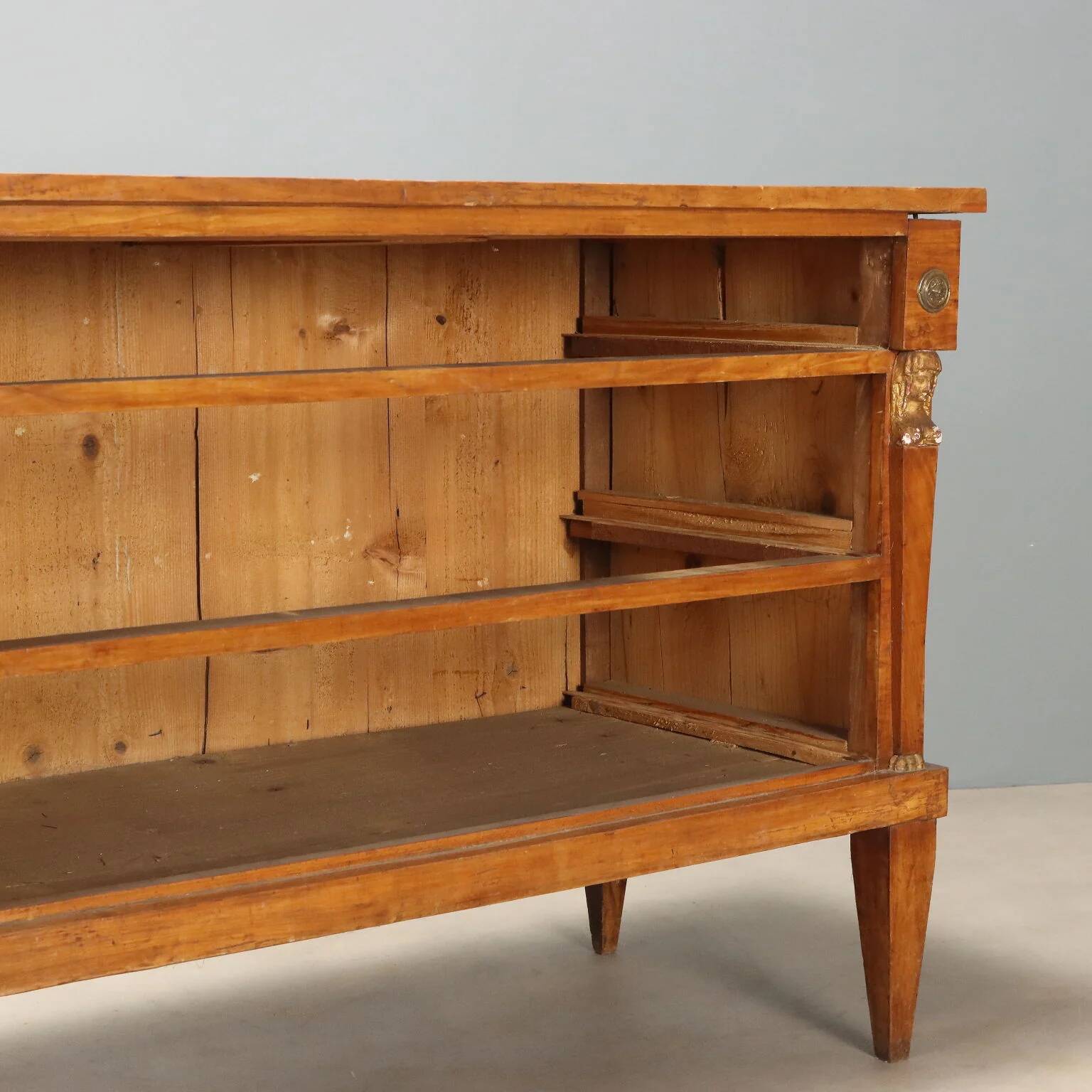 Commode Empire ancienne en noyer avec détails dorés, XIXe siècle