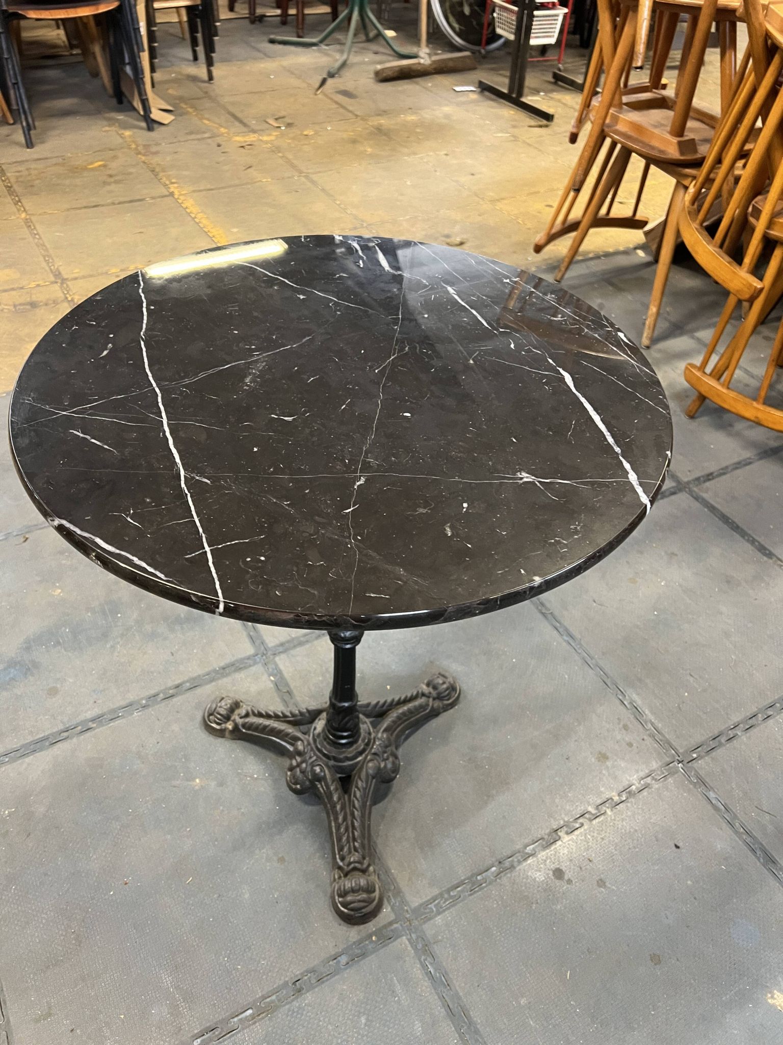 Table en marbre noir.