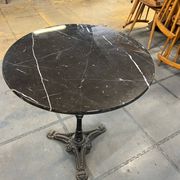Table en marbre noir.