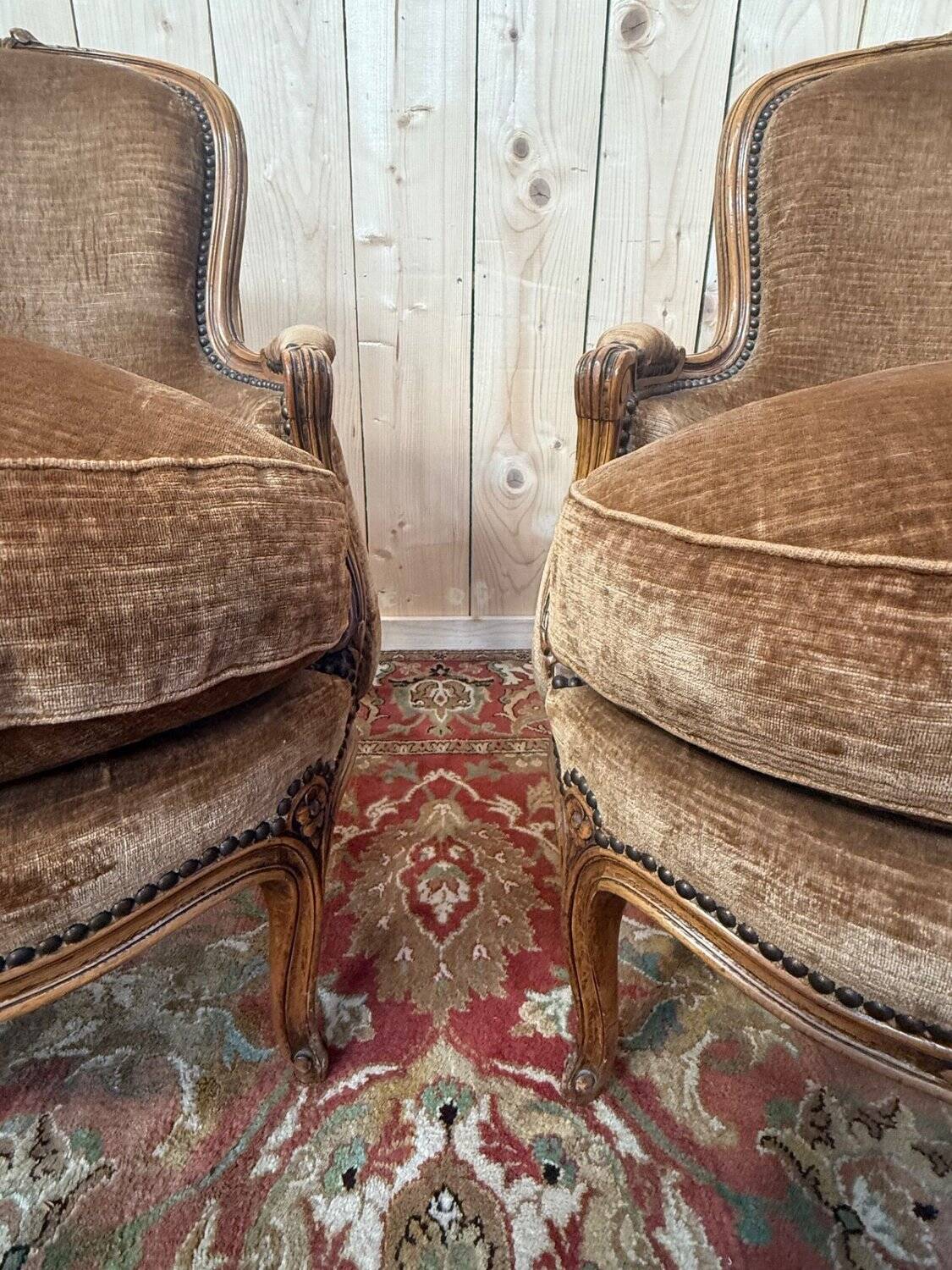 Paire de bergères style Louis XV en velours marron