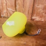 Suspension en opaline jaune vintage 70