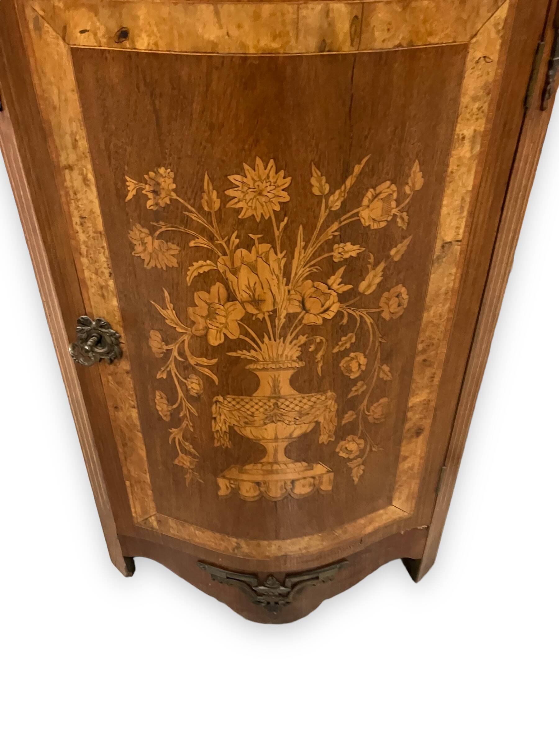 Buffet d'encoignure décor marqueté au vase fleuri de style Louis XVI
