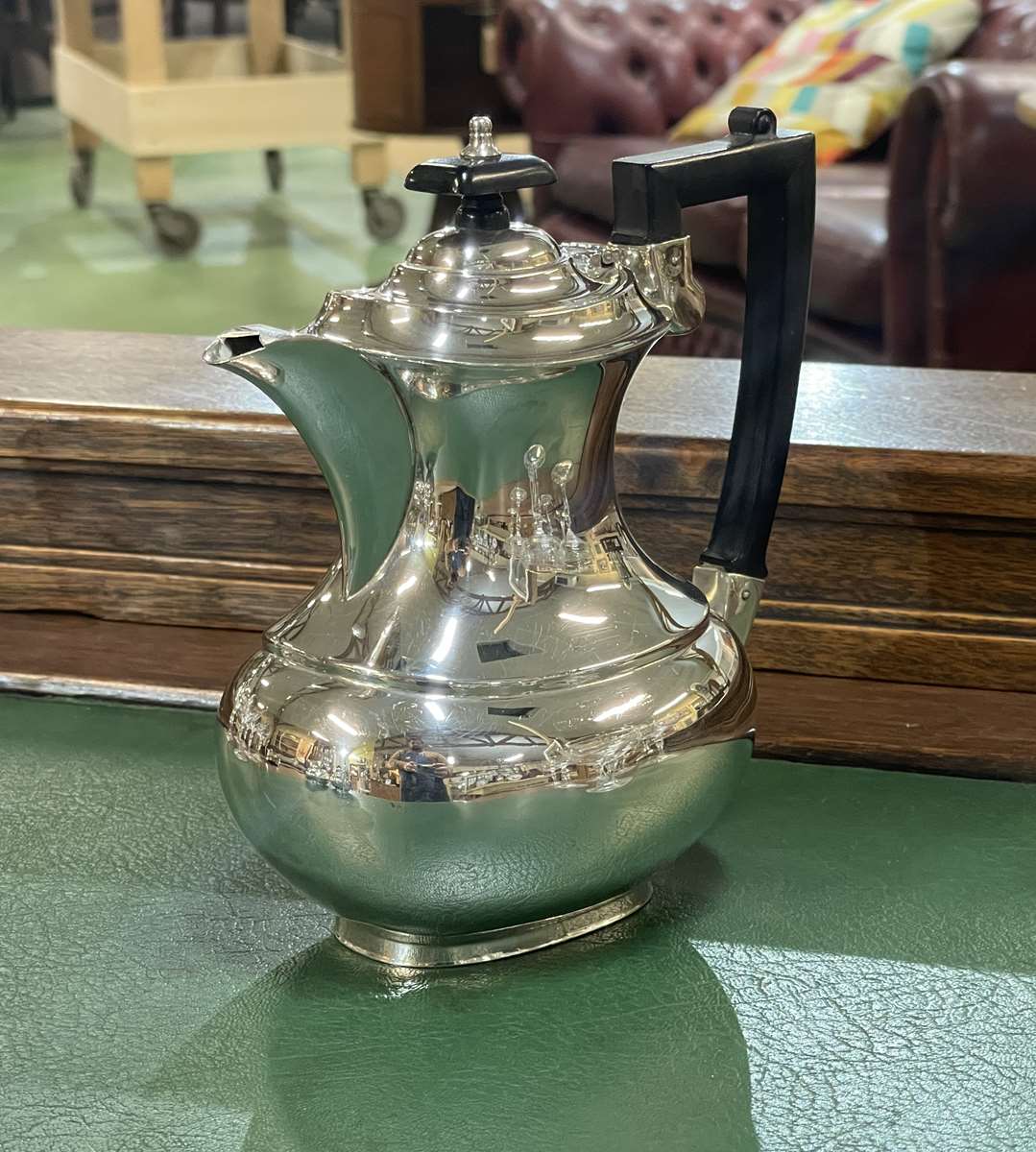 English coffee set in silver metal of the early twentieth century