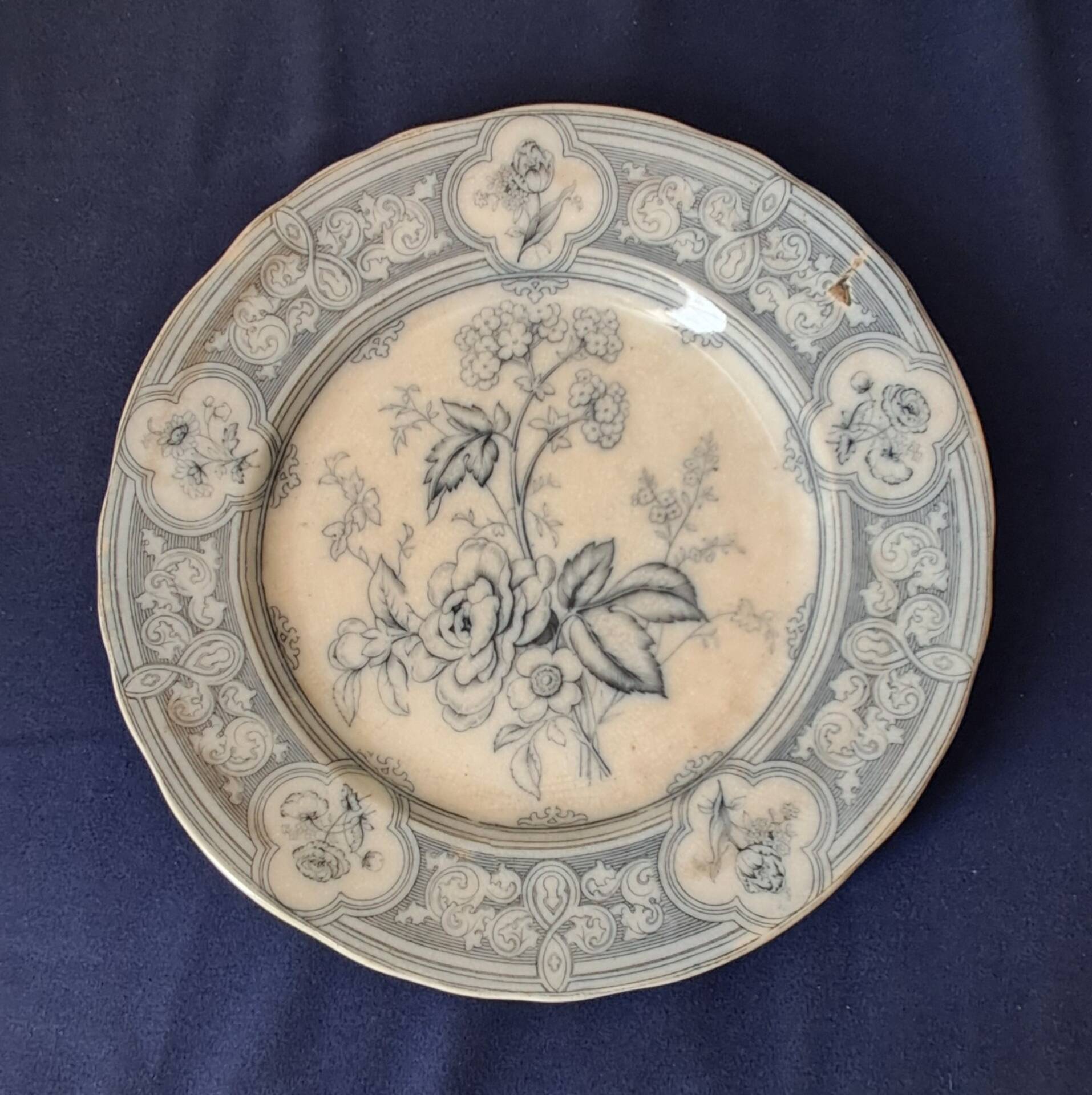 Assiettes en faïence anglaise. 19ème.  Grosvenor China