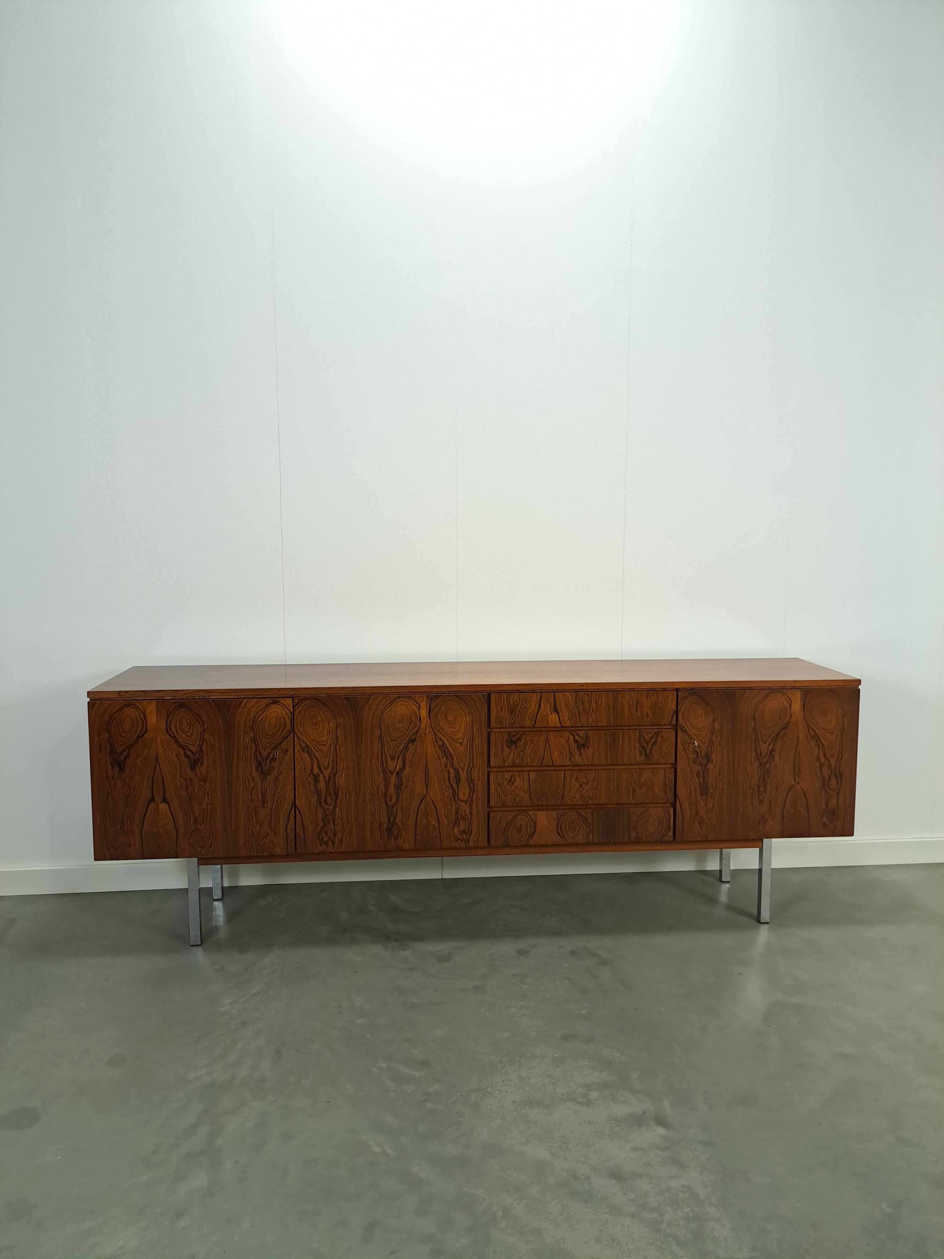 Dressoir rio palissandre plus fin avec chromen poten en lades