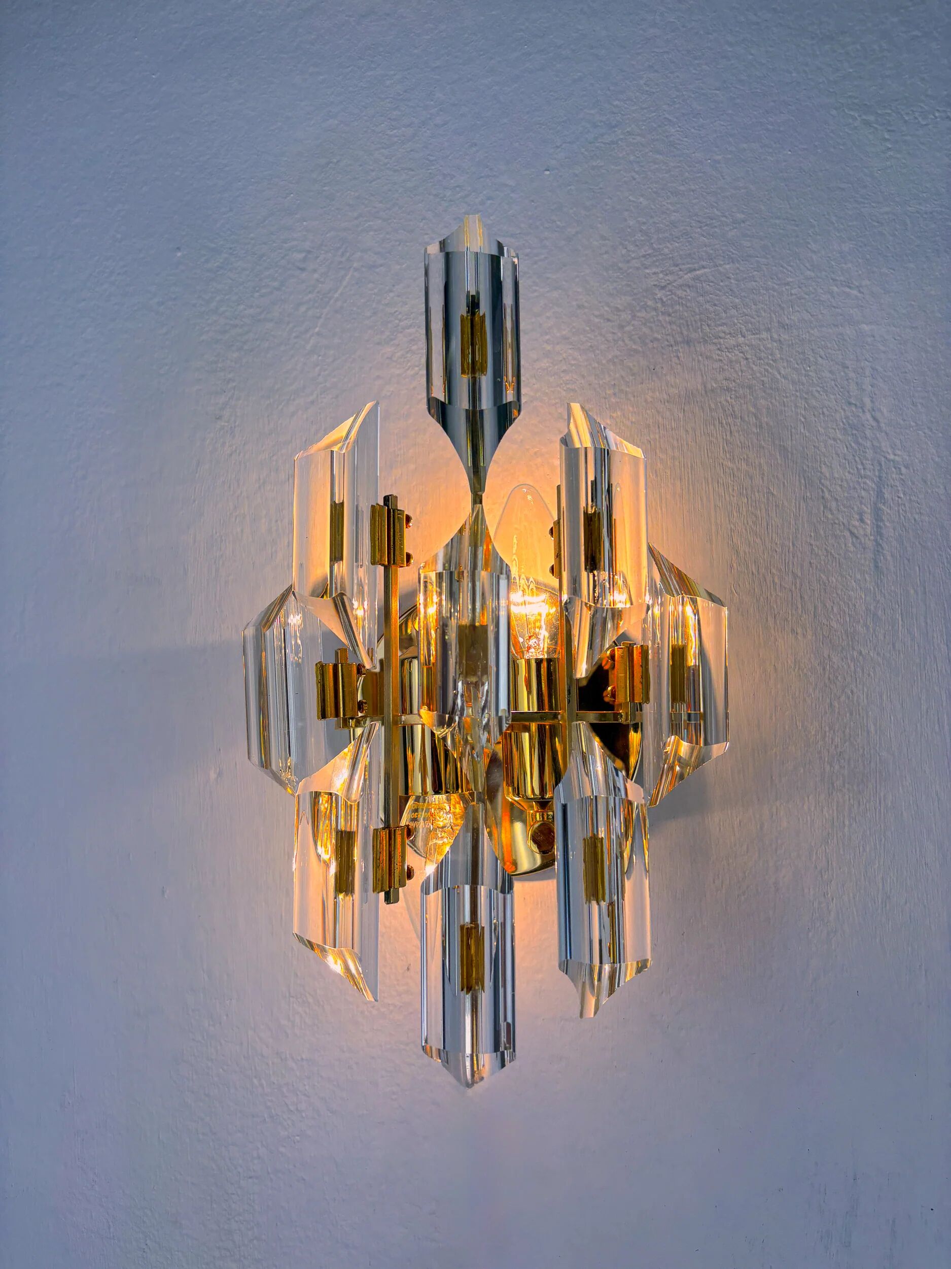 Oscar Torlasco for Stilkronen wall sconce, cut Murano glass, Italy, circa 1970s