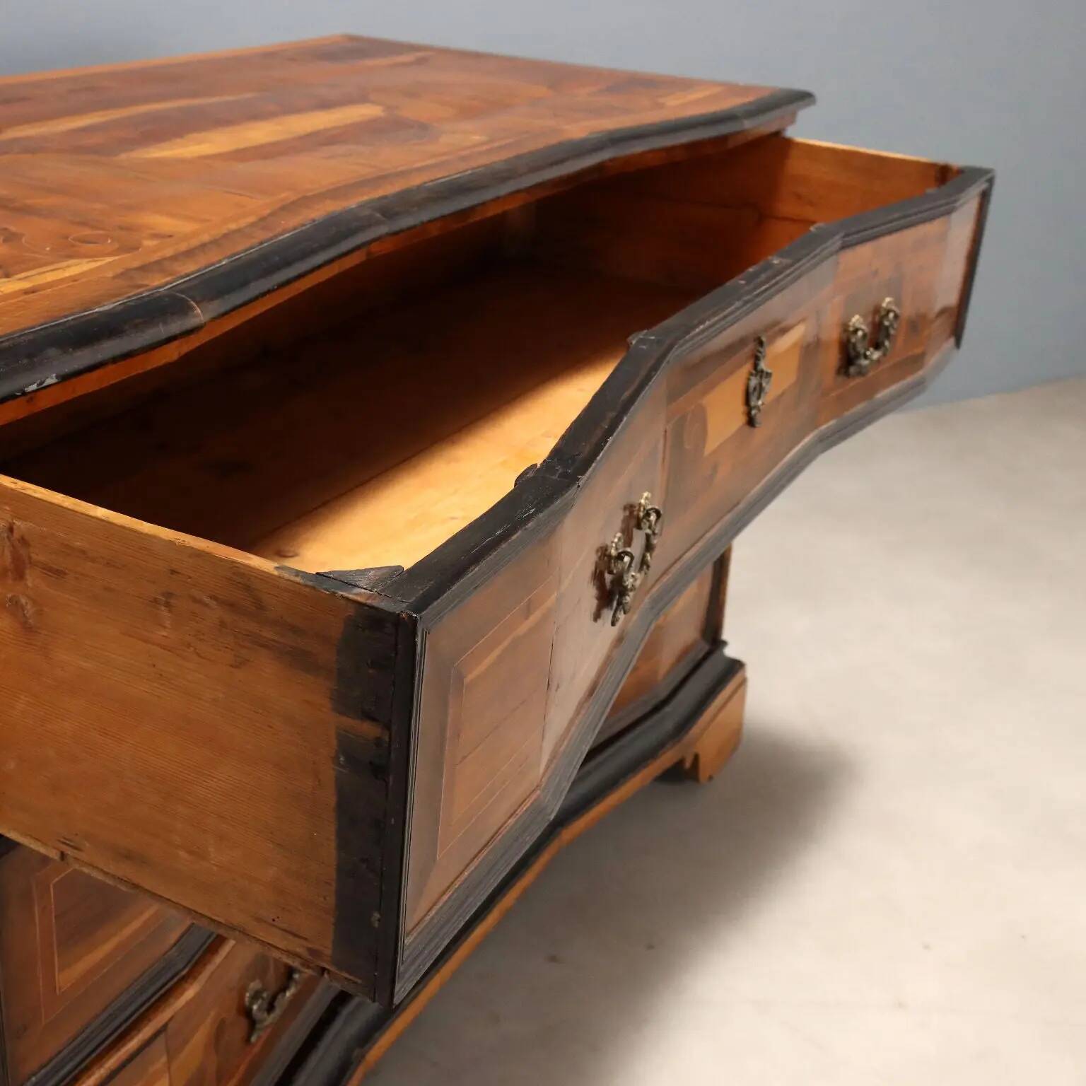 Antique Baroque commode with 3 drawers, Italy, 18th century.
