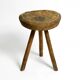 Tabouret en bois massif à trois pieds, sculpté à la main des années 1900, avec une patine fantastique.