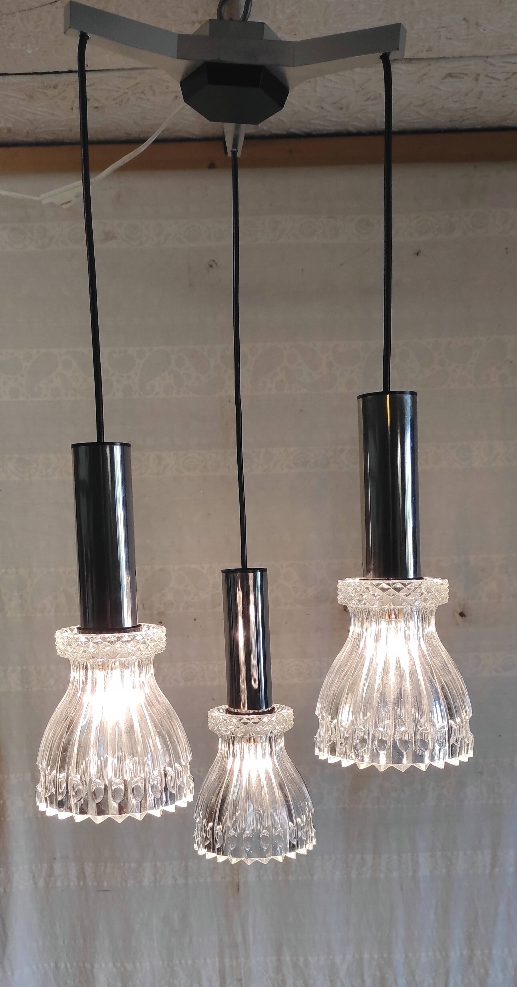 Suspension cascade 3 lights in chrome metal and crystal - mid 20th century.