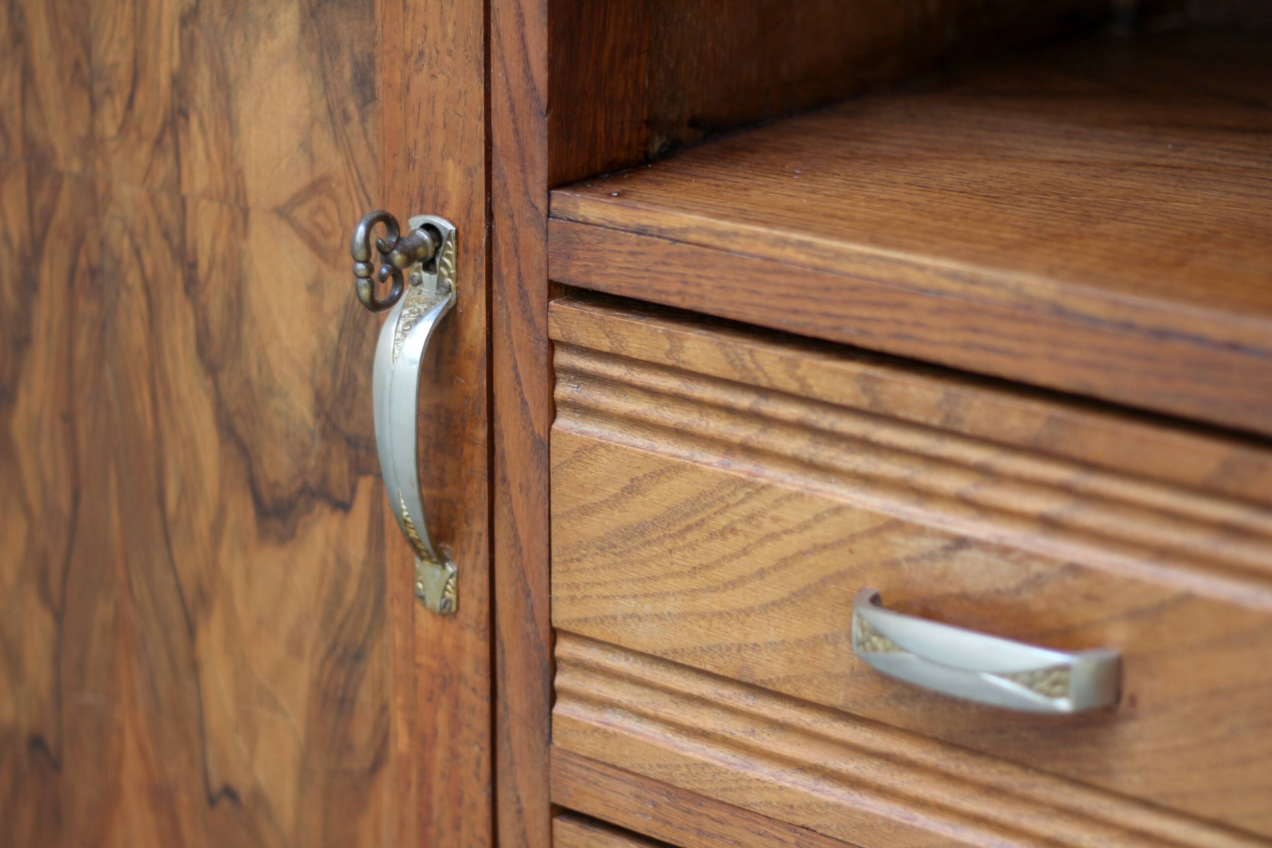 Art Deco sideboard in mahogany and mahogany burl. Splendid patina.