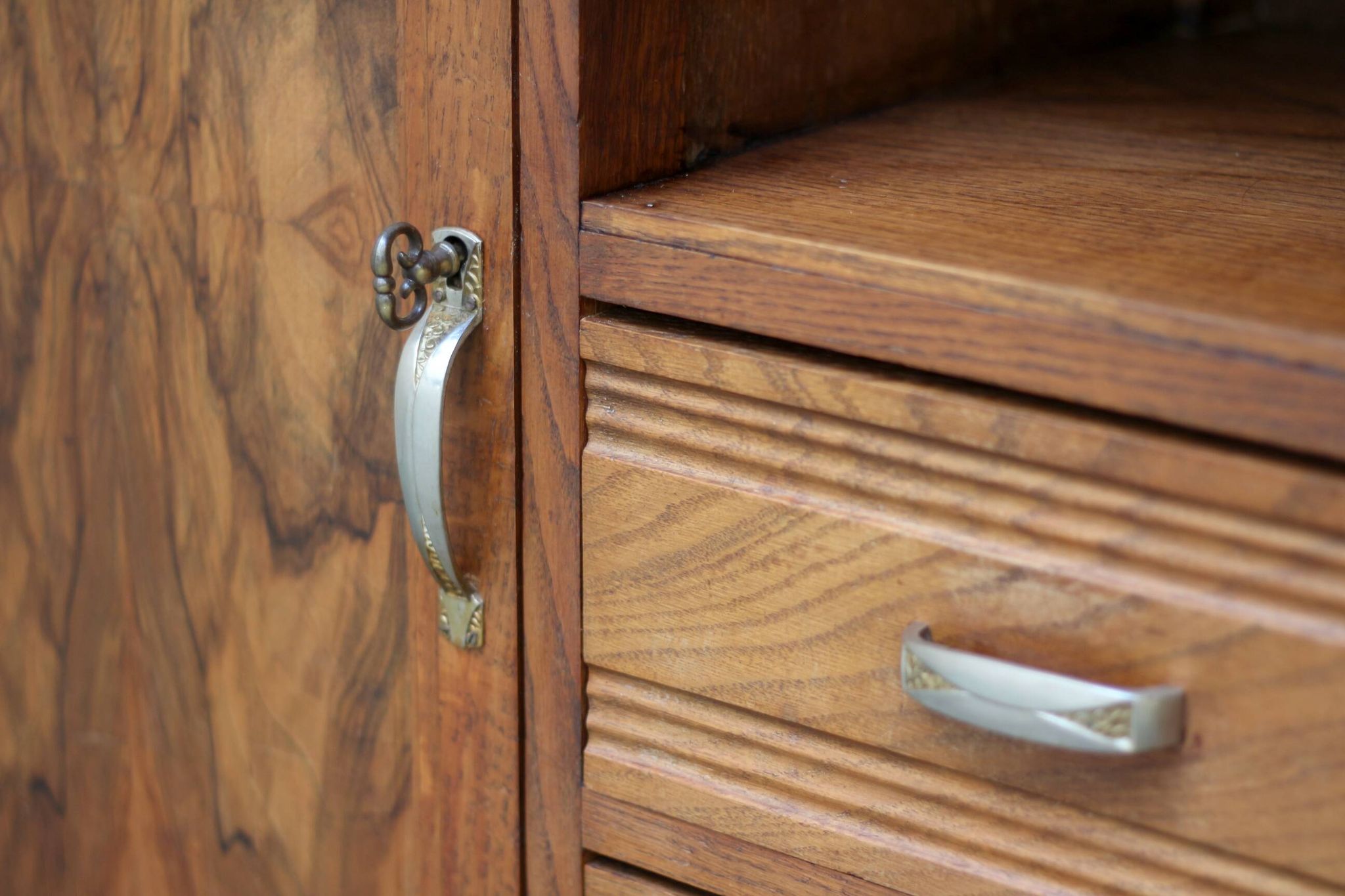 Art Deco sideboard in mahogany and mahogany burl. Splendid patina.