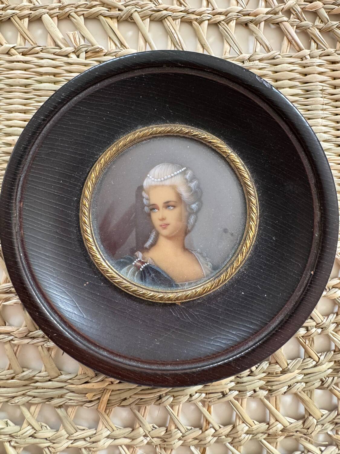 miniature portrait of an elegant woman, hand-painted by the painter Hil