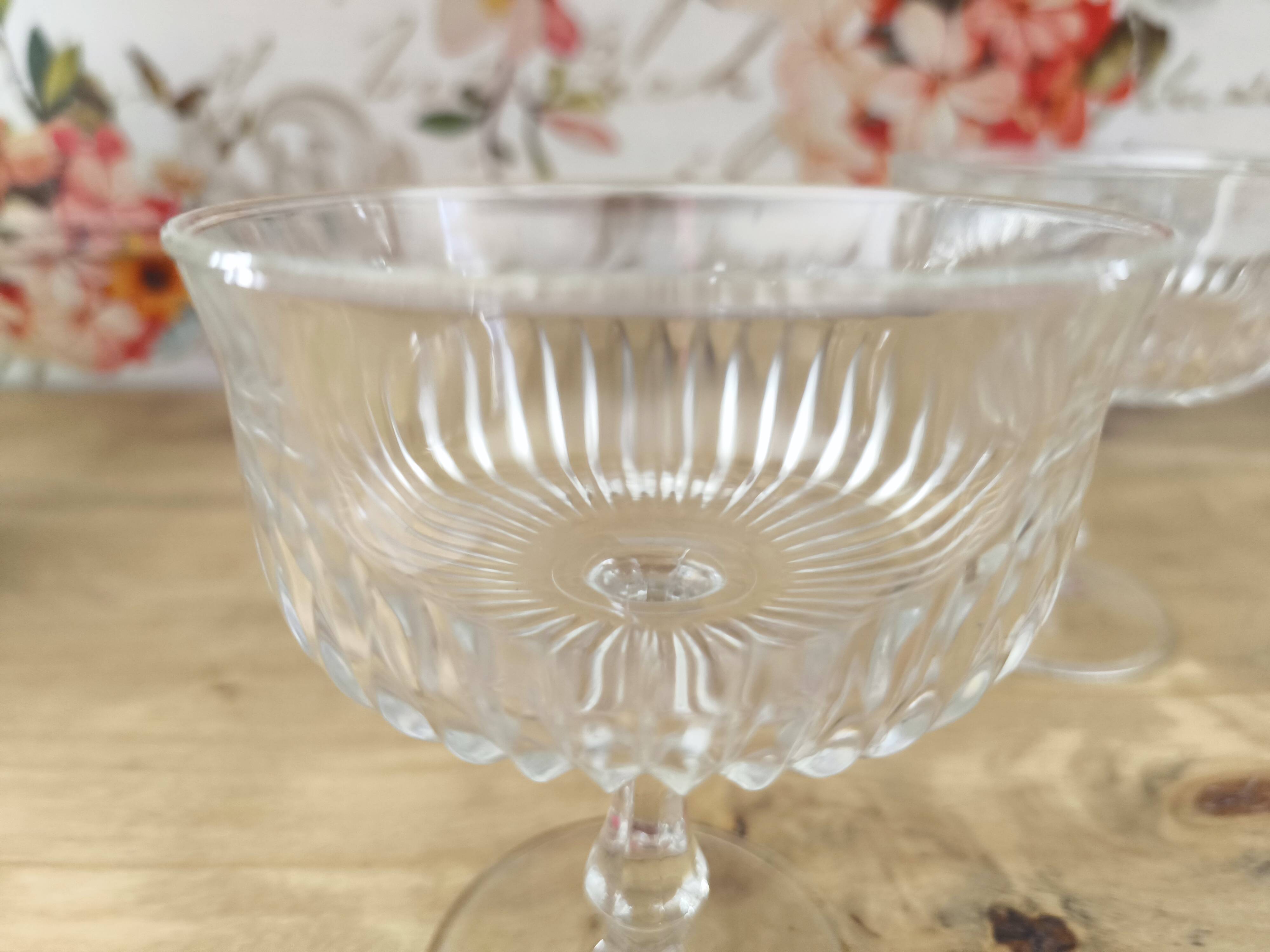 Set of 6 vintage champagne glasses in chiseled glass with flared drinking rim