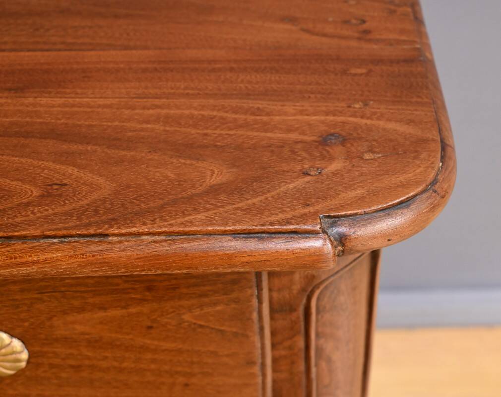 Acacia chest of drawers, Louis XV period – 2nd part of the 18th century