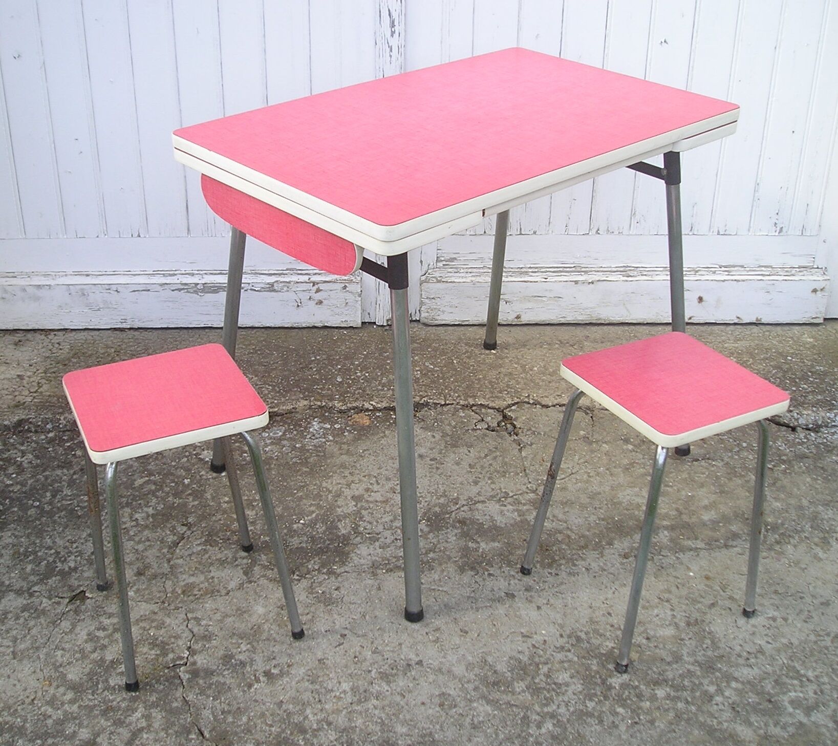 Table formica red and its 2 stools 1970
