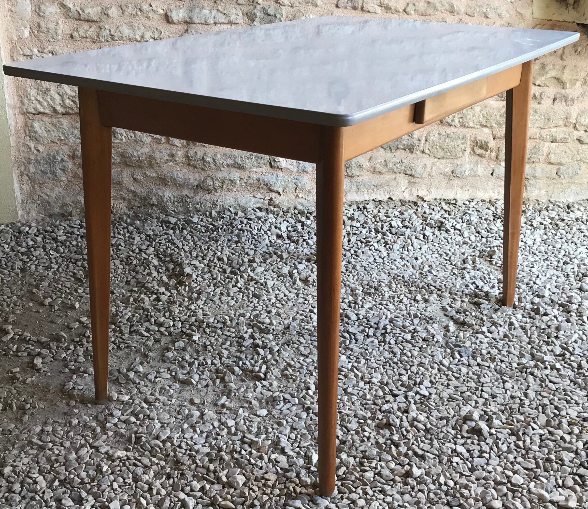 Table de cuisine 1960’s en formica et piétement compas bois