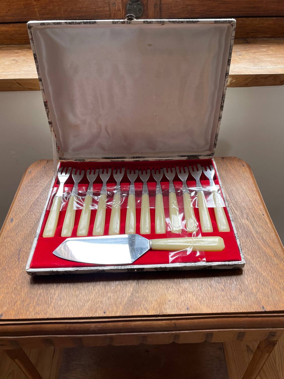Dessert forks and pie server original box