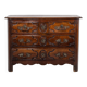 Commode parisienne à 5 tiroirs, en noyer massif, d’époque Louis XIV.