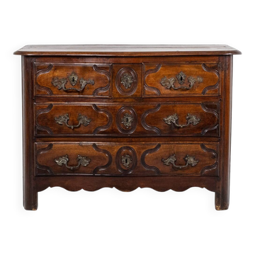 Parisian chest of drawers with 5 drawers, made of solid walnut, from the Louis XIV period.