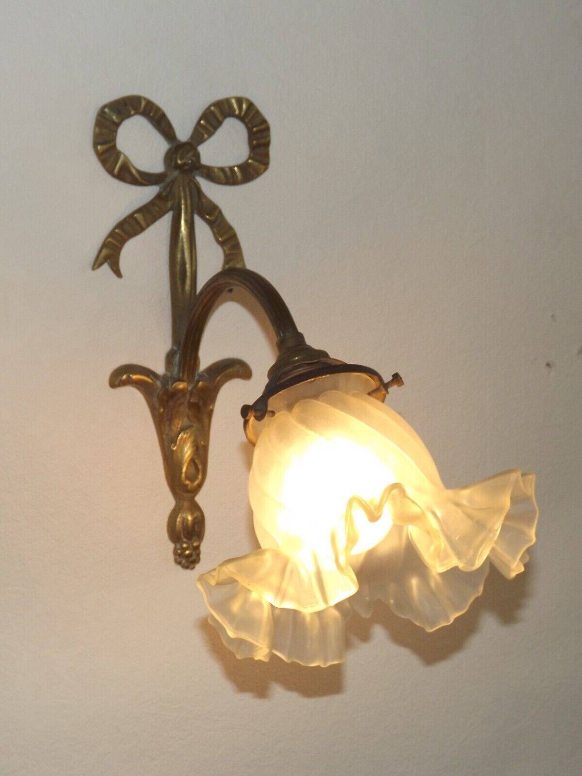 Simple Ruffled Glass Shade Wall Sconce
